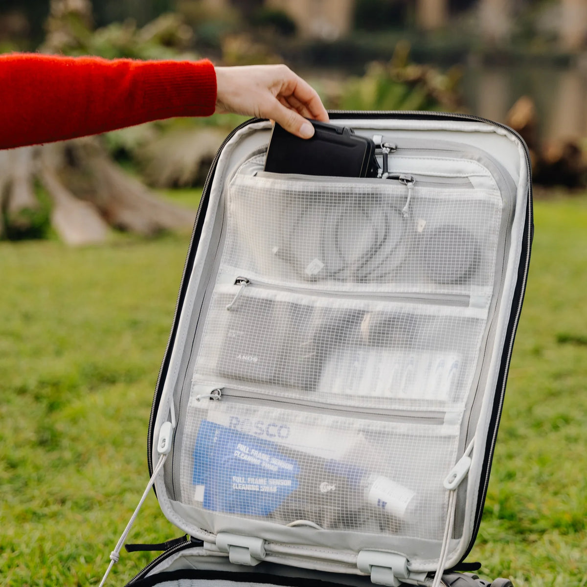 Peak Design Roller Pro 34L in Black — lifestyle 5 # color_Black