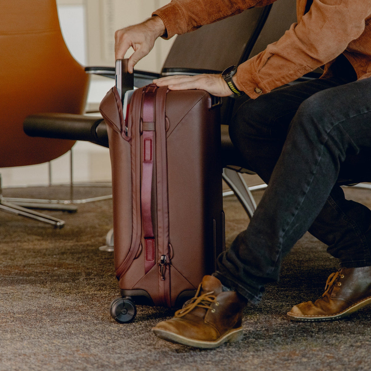 Peak Design Roller Pro 34L in Eclipse — lifestyle 2