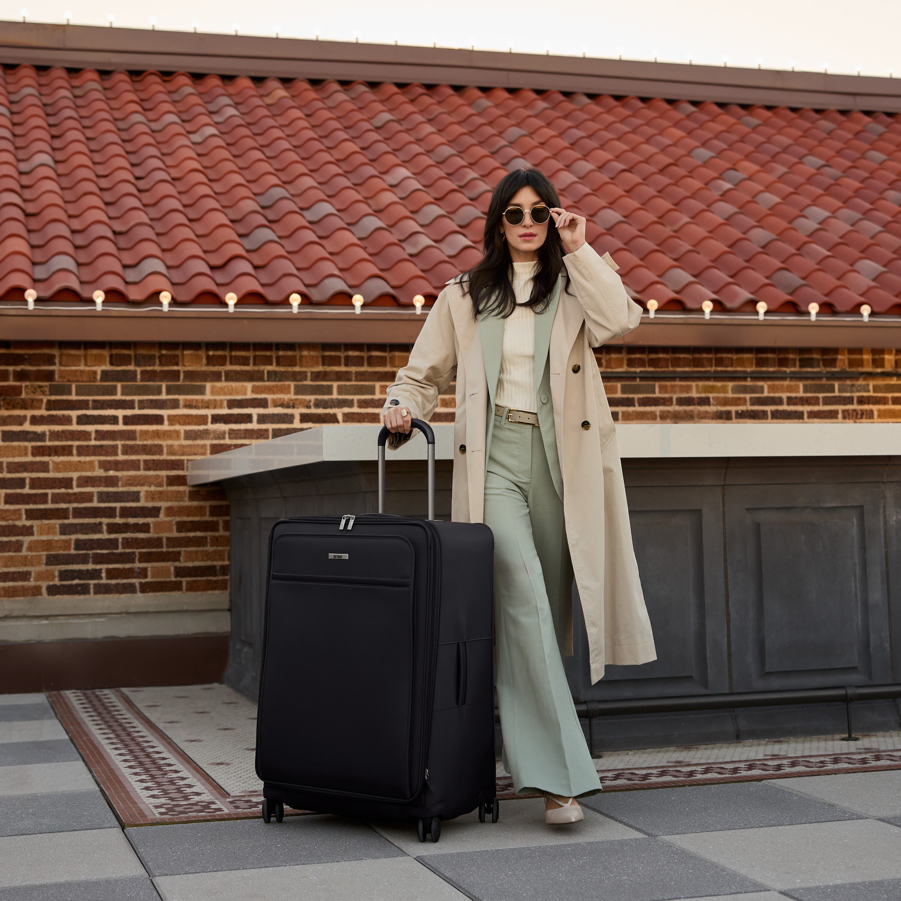 Hartmann Metropolitan 2 Extended Journey Spinner in Black — angle view 3
