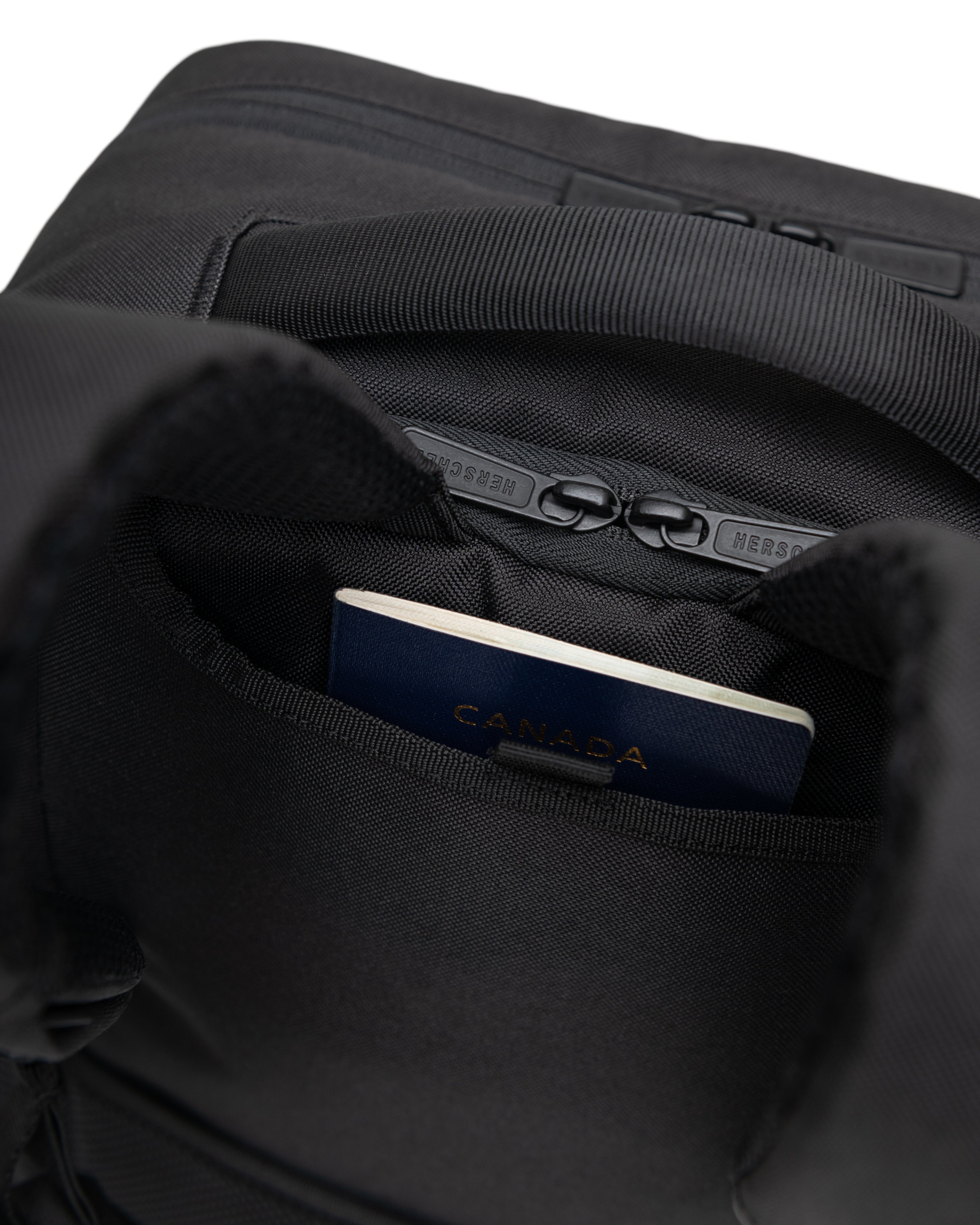 Herschel Kaslo Backpack Tech 30L in Black — detail view 2
