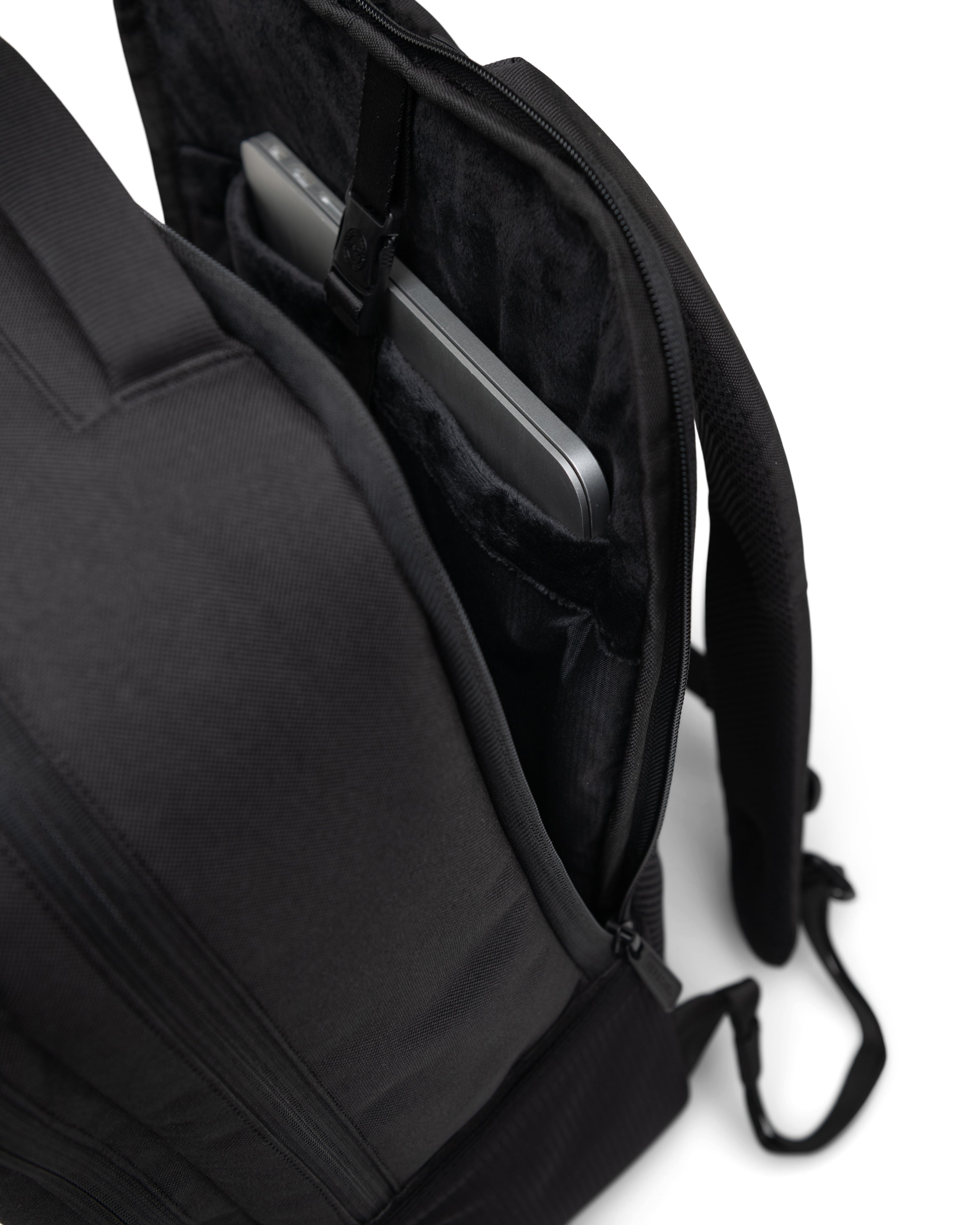 Herschel Kaslo Backpack Tech 30L in Black — detail view 3