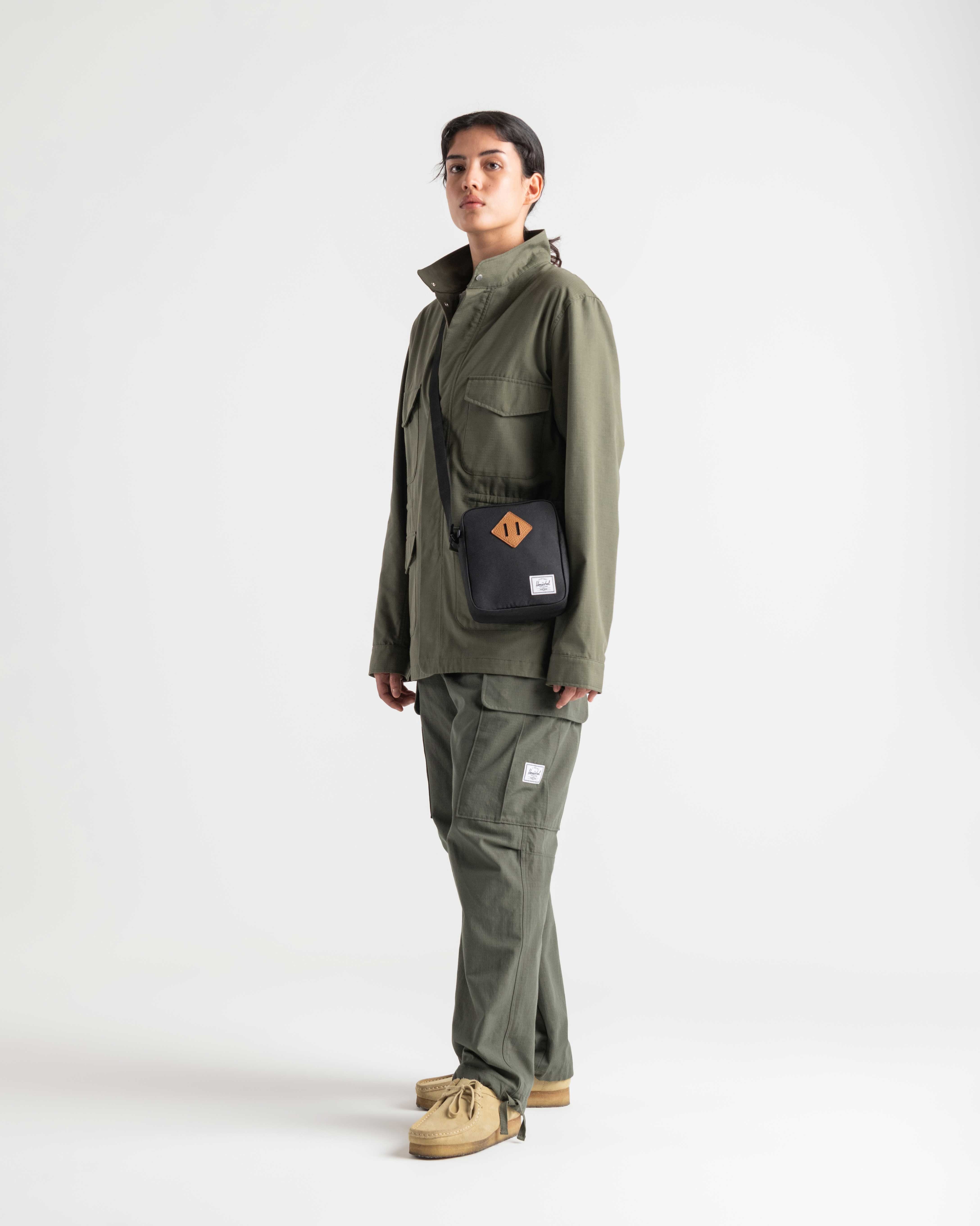 Herschel Heritage Crossbody 2.5L in Black — lifestyle 2