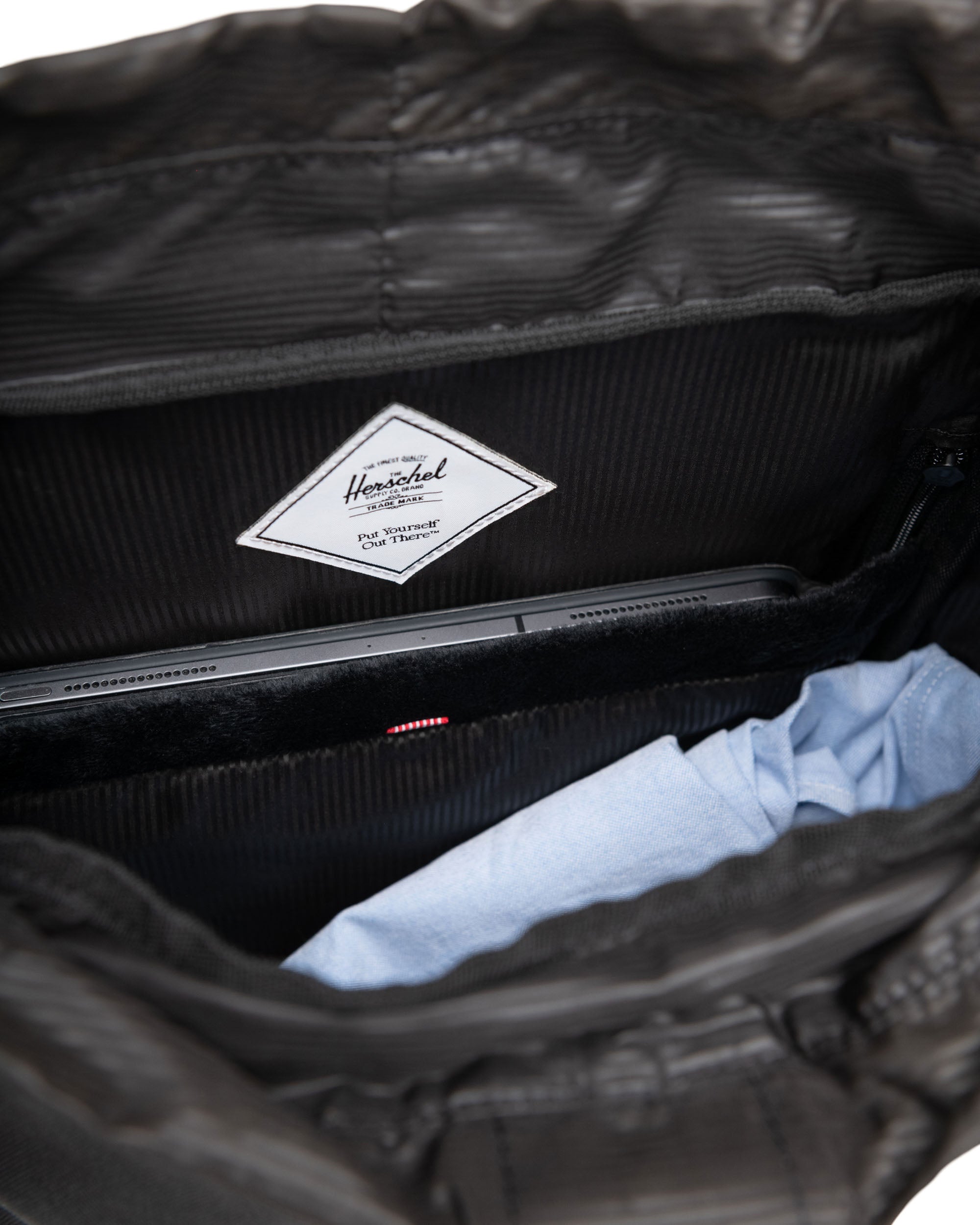 Herschel Little America Mid Backpack 21L in Black — interior view 2
