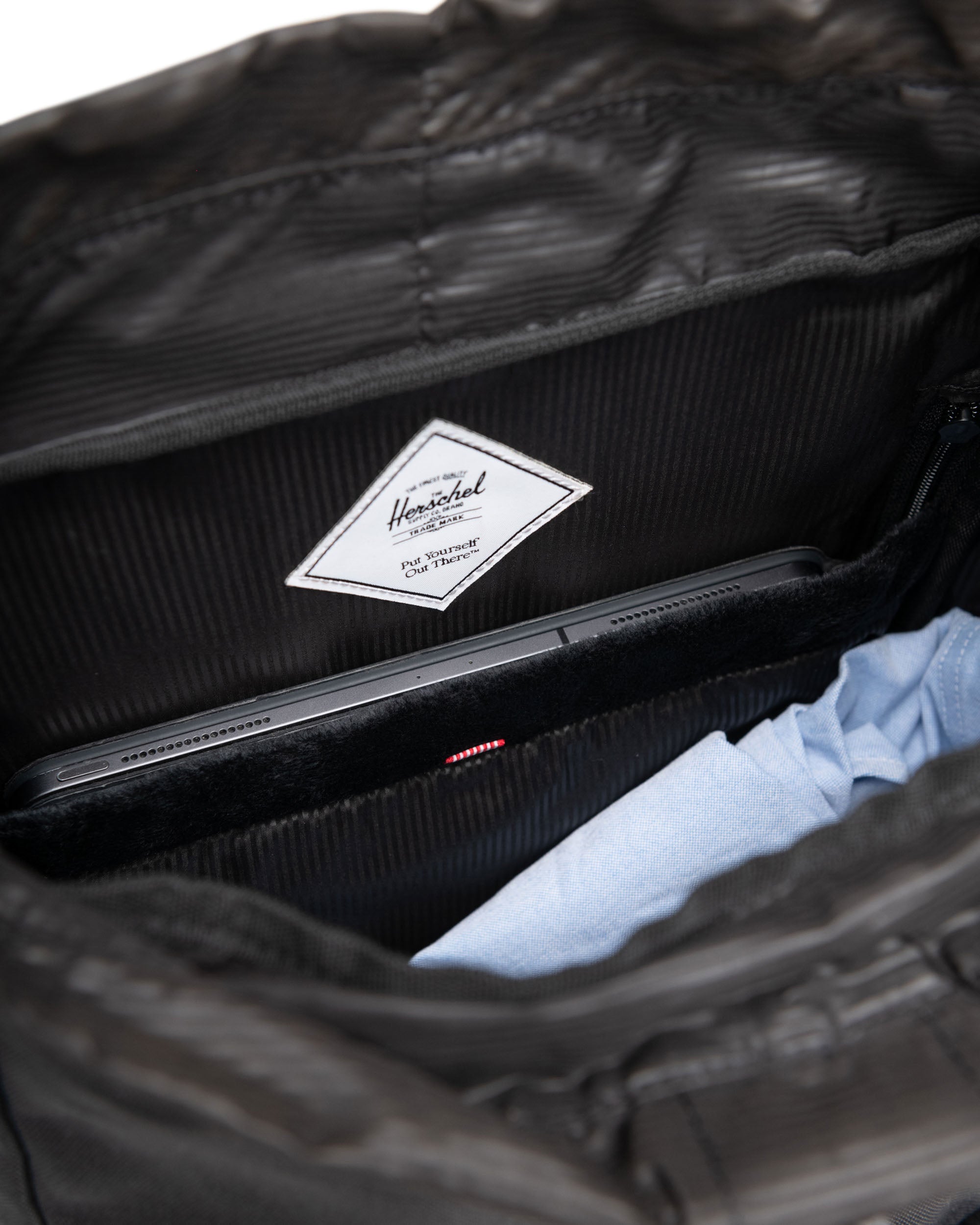 Herschel Little America Mid Backpack 21L in Black — interior view 3
