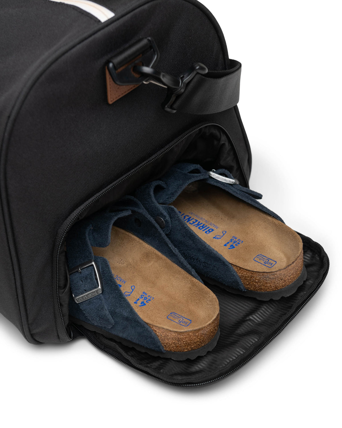 Herschel Novel Duffle 43L in Black — detail view 4 # color_Black