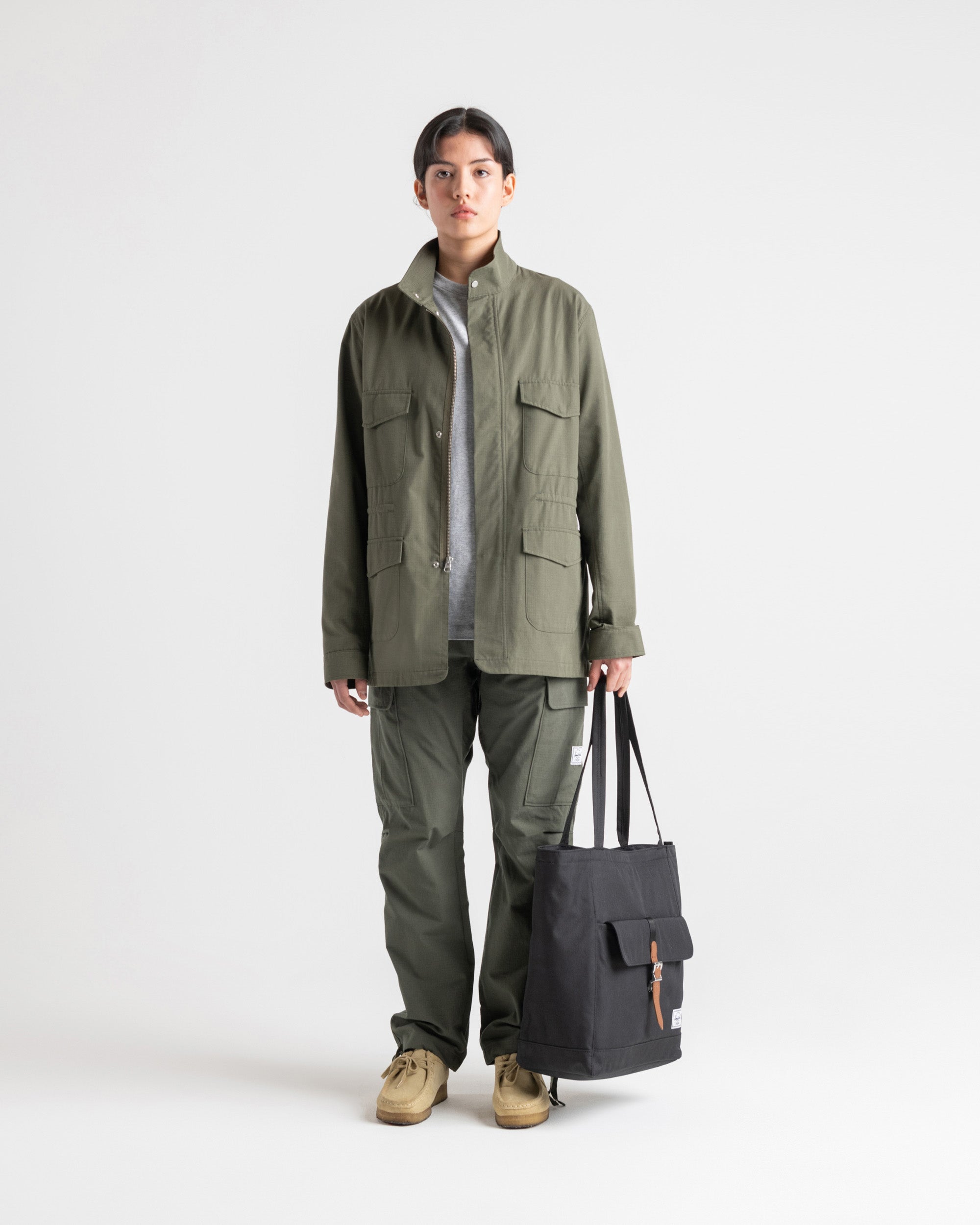 Herschel Retreat Tote 20L in Black — lifestyle 2