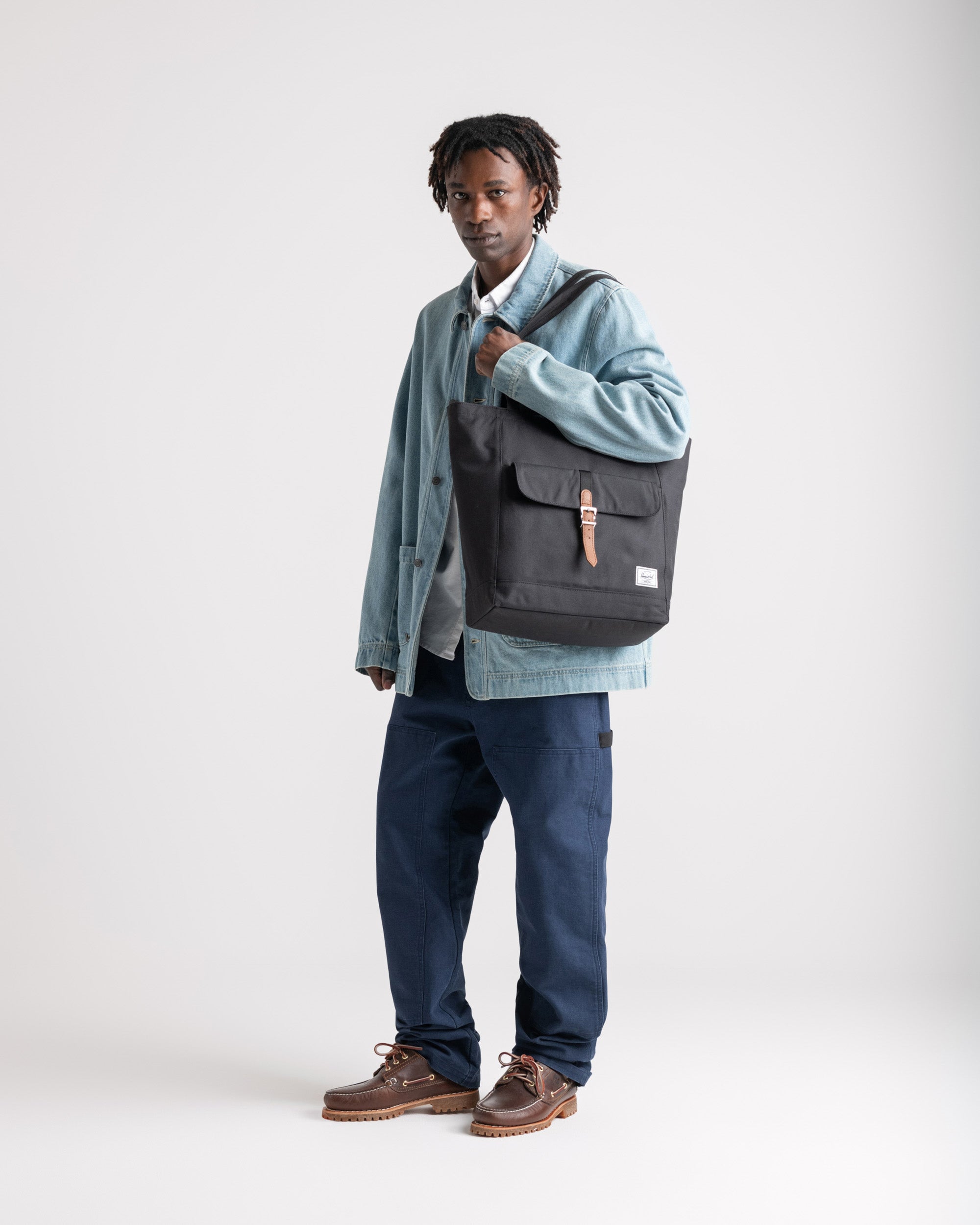 Herschel Retreat Tote 20L in Black — lifestyle