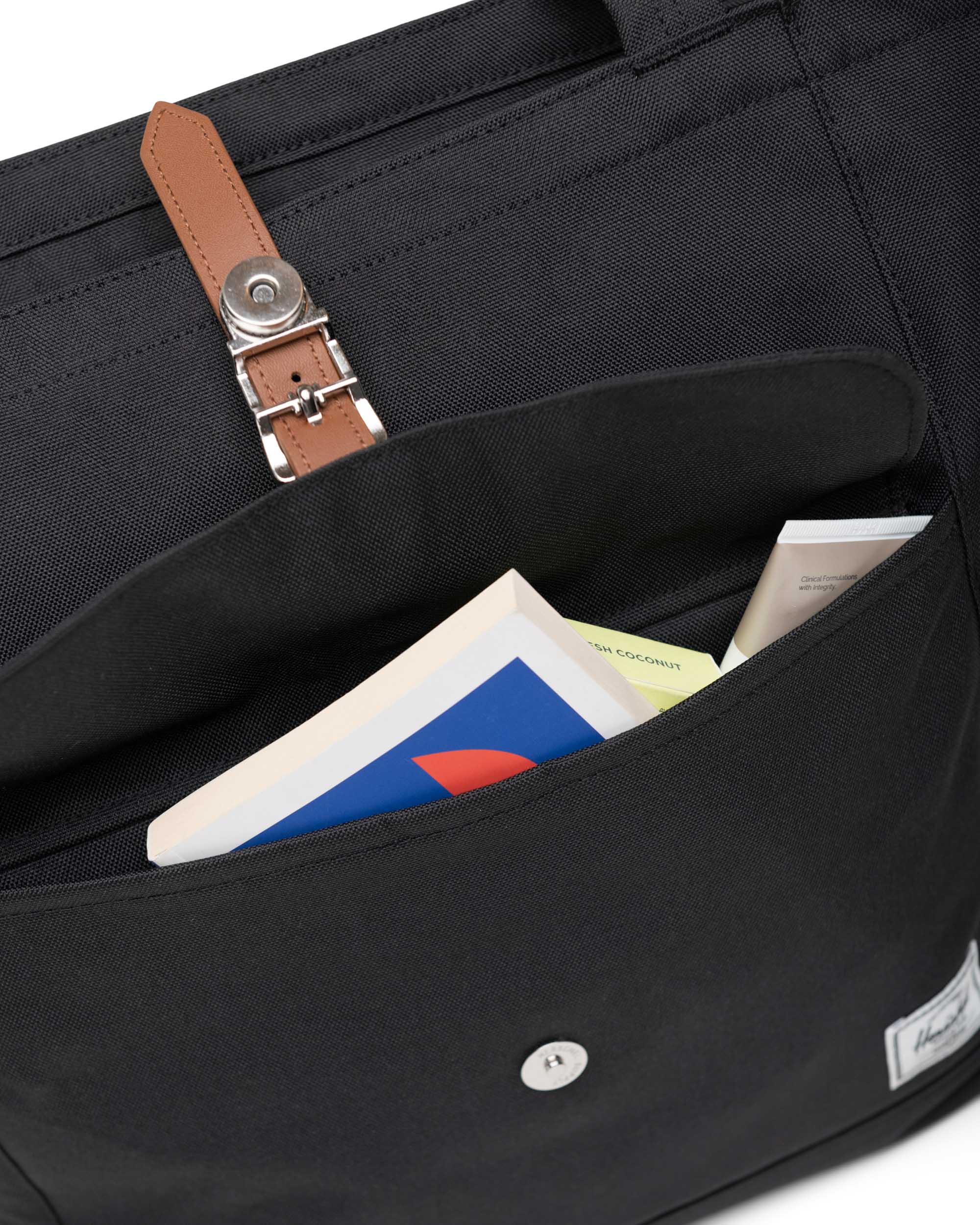 Herschel Retreat Tote 20L in Black — detail view 2