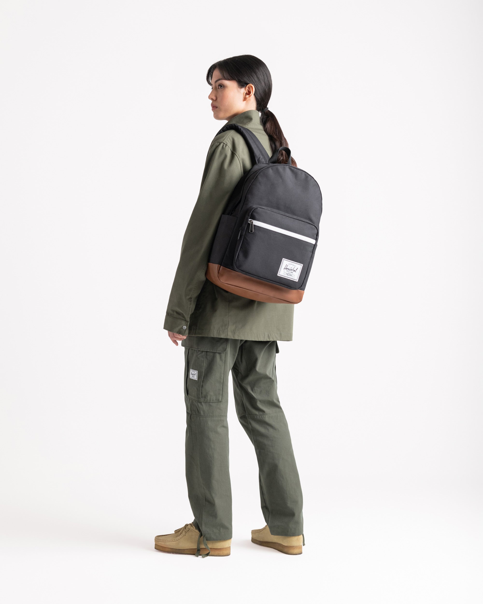 Herschel Pop Quiz Backpack 25L in Black/Tan — lifestyle 2