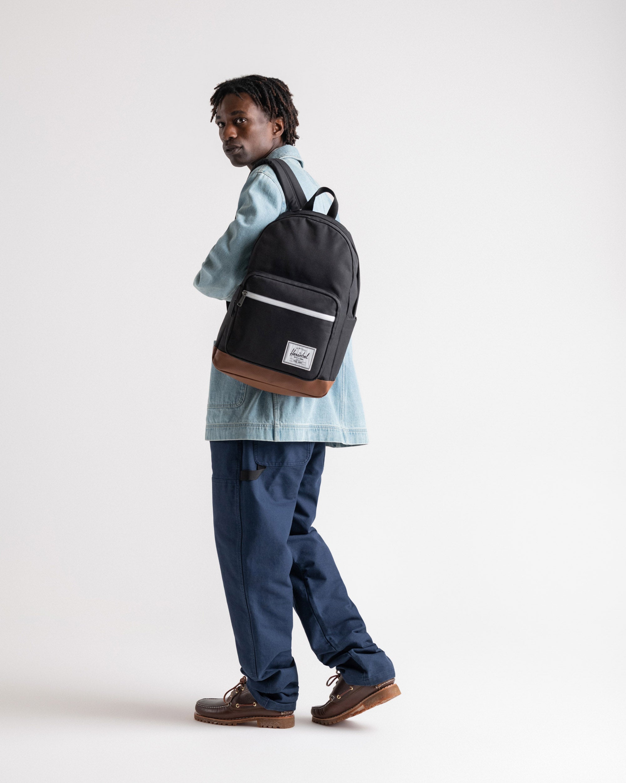 Herschel Pop Quiz Backpack 25L in Black/Tan — lifestyle