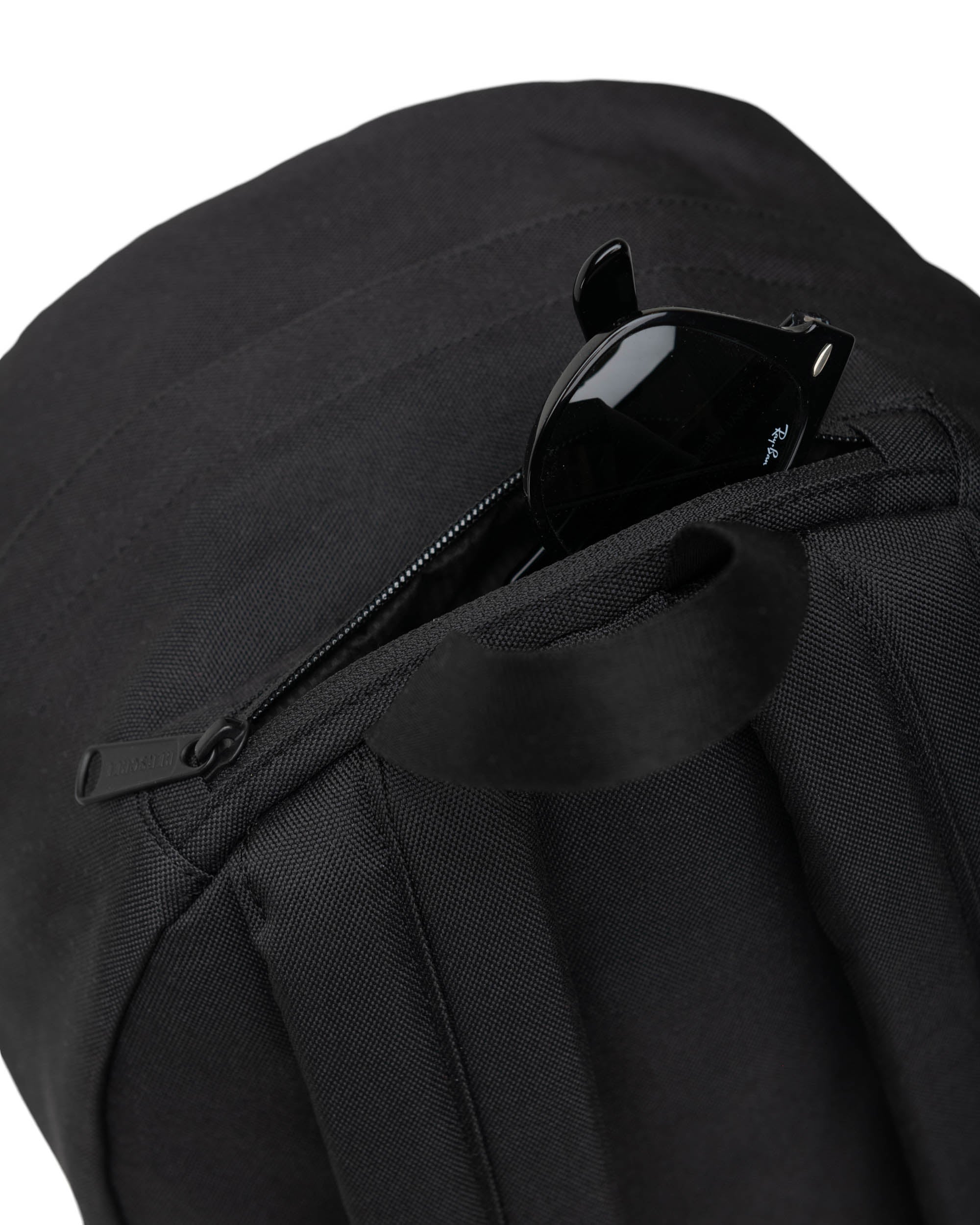 Herschel Pop Quiz Backpack 25L in Black/Tan — detail view 4