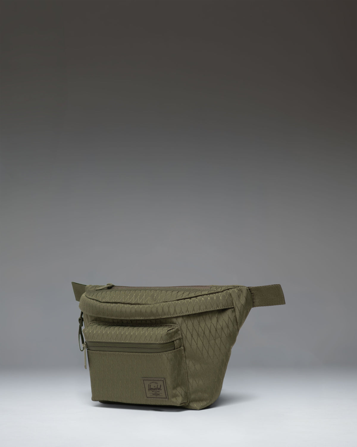 Herschel Pop Quiz Hip Pack 3.5L in Ivy Green Diamond — angle view