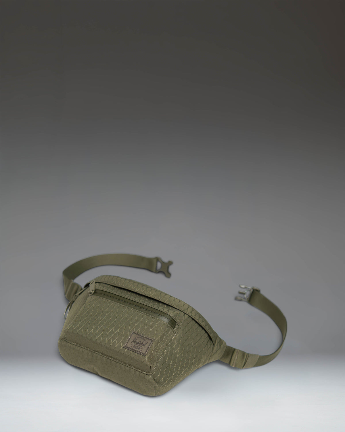 Herschel Pop Quiz Hip Pack 3.5L in Ivy Green Diamond — angle view 2