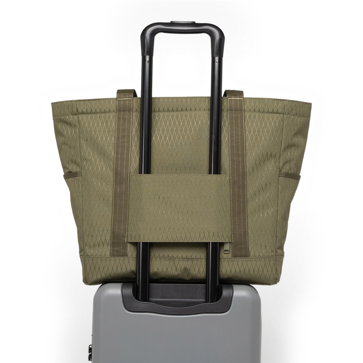 Herschel Heritage Tote 24.5L in Ivy Green Diamond — angle view 4 # color_Ivy Green Diamond