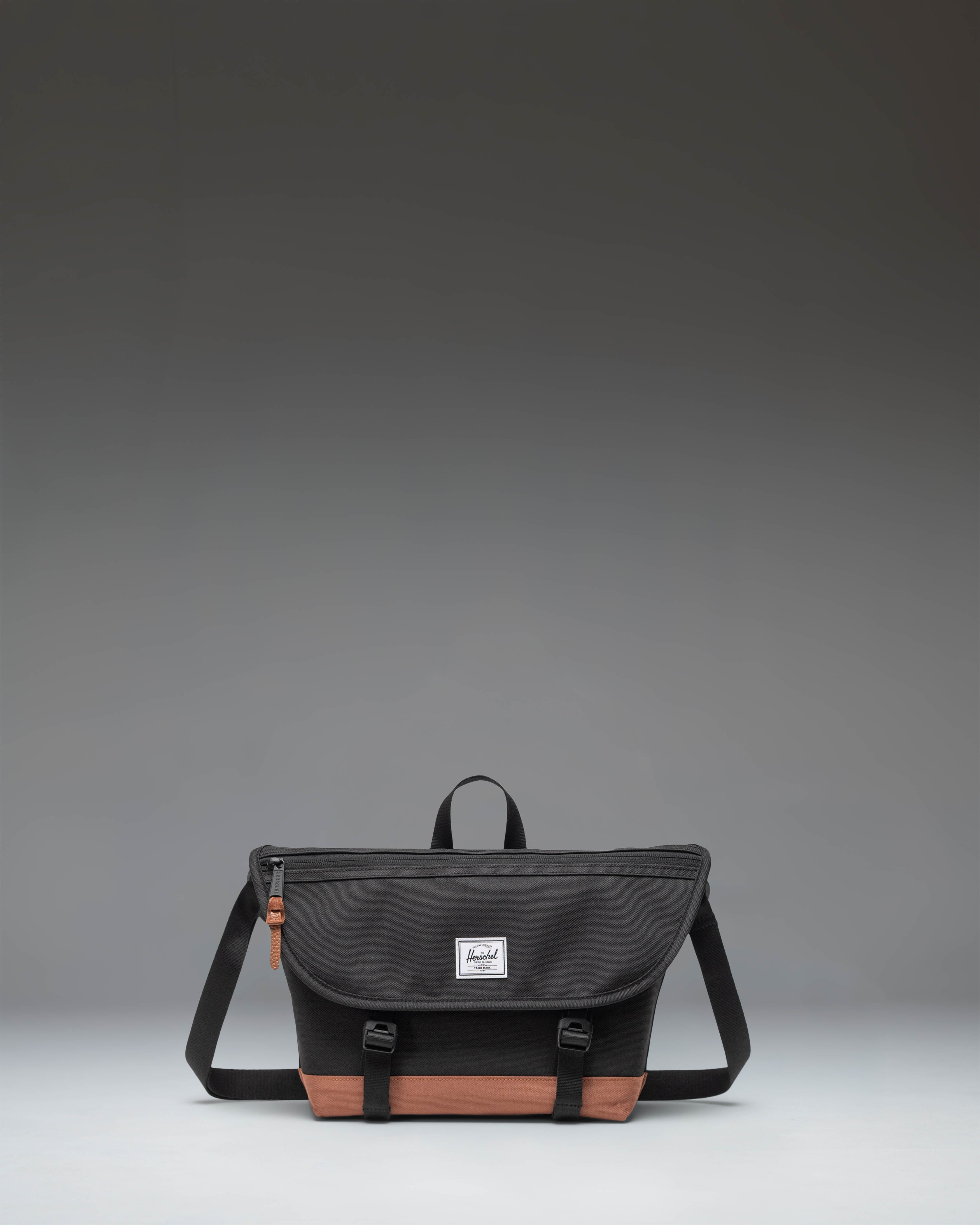 Herschel Cove Messenger Small 7.5L in Black/Saddle Brown — front view
