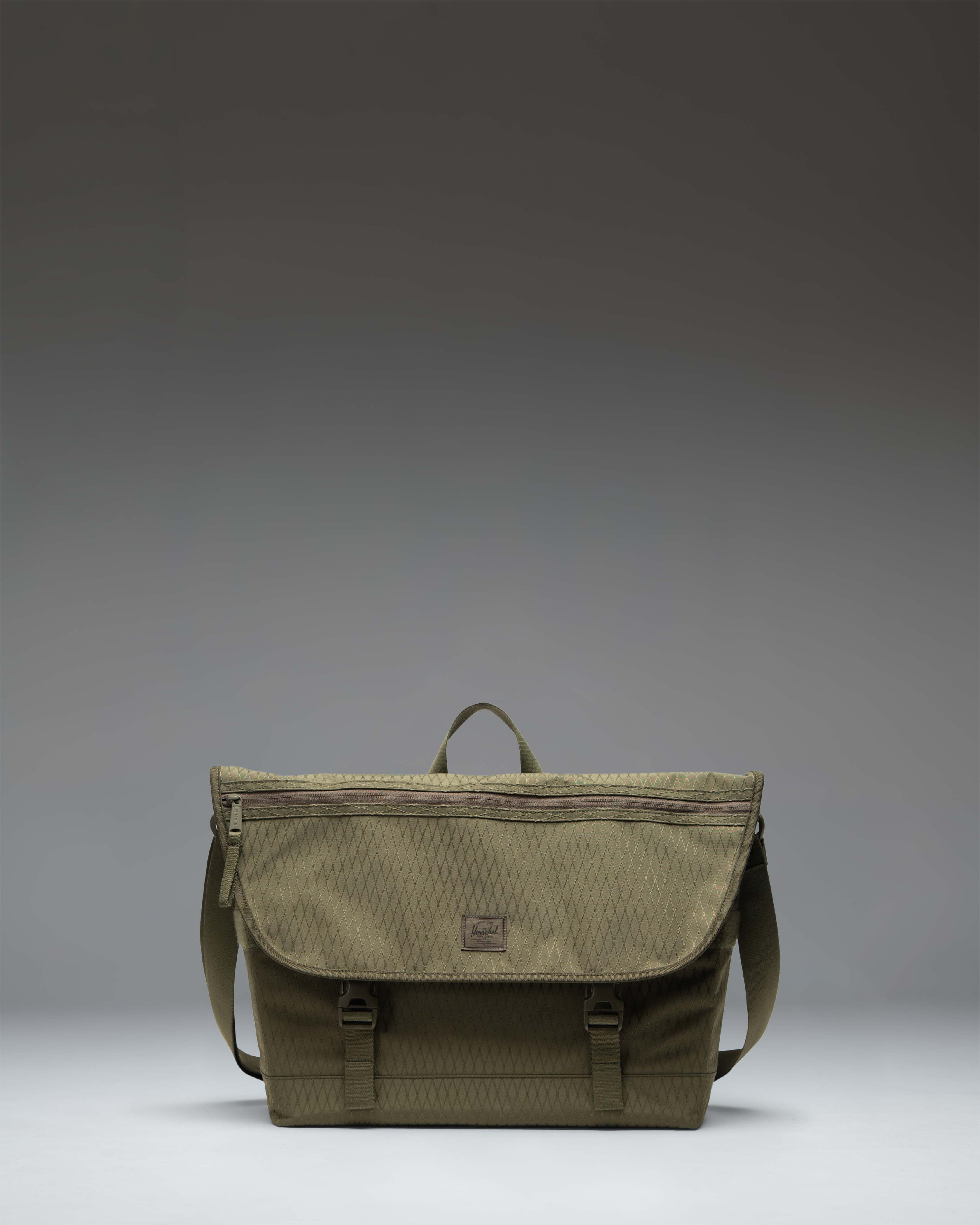 Herschel Cove Messenger - 22.5L in Ivy Green Diamond — front view # color_Ivy Green Diamond