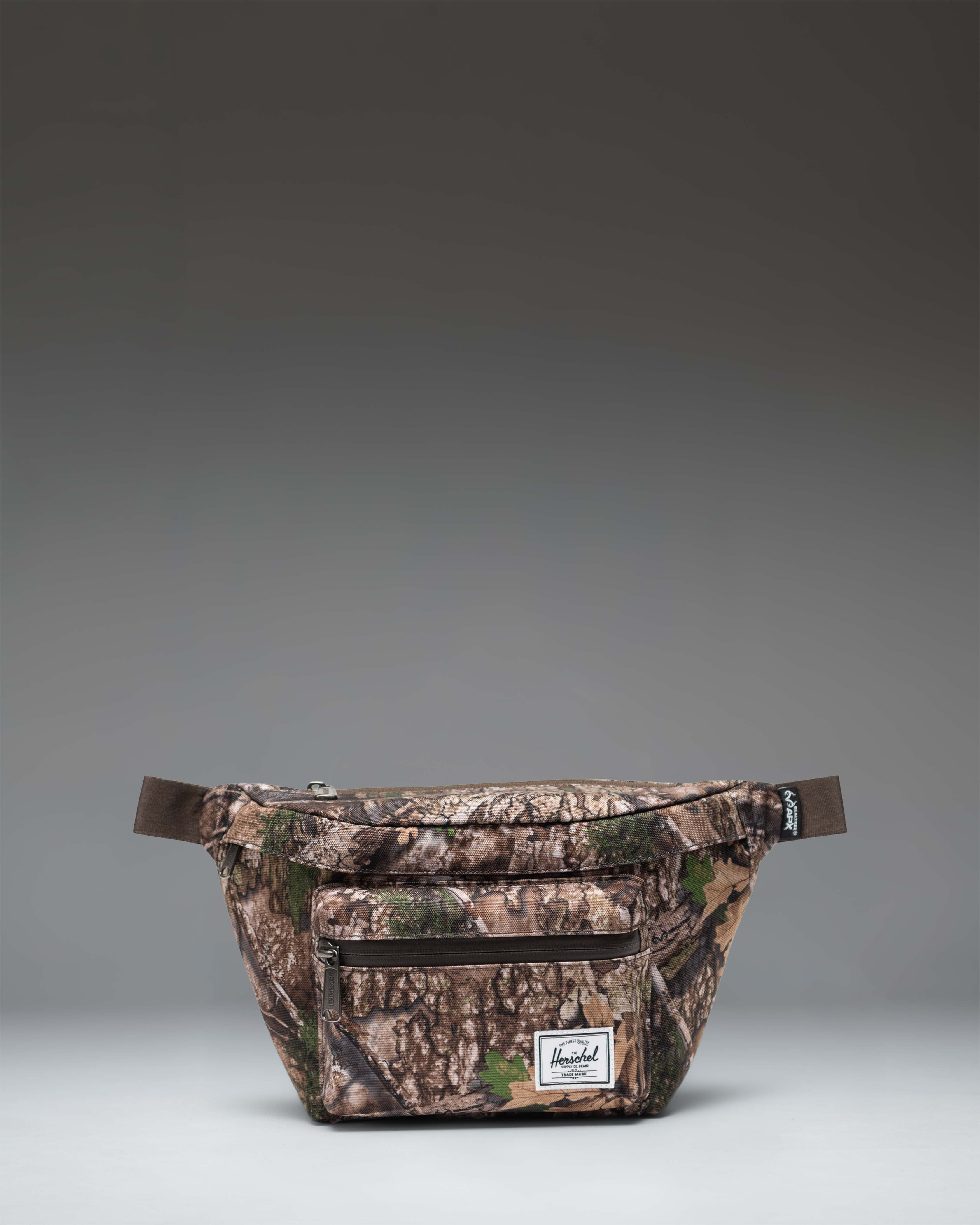 Realtree Herschel Pop Quiz Hip Pack 3.5L in Realtree APX™ Camo — front view