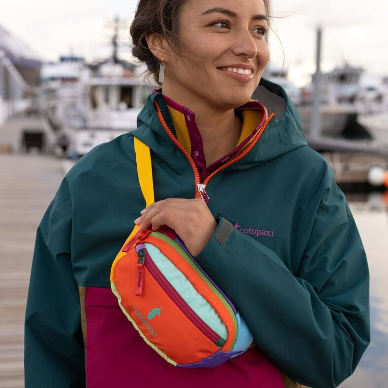 Cotopaxi Kapai 1.5L Hip Pack in Del Día — angle view 3