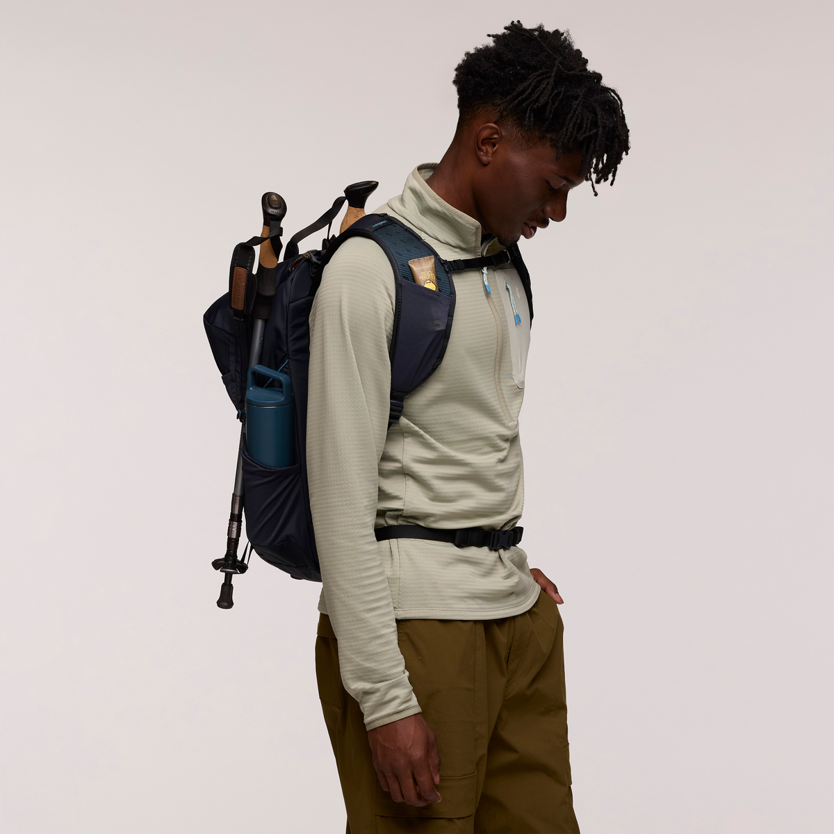 Cotopaxi Elqui 24L Backpack in Carbon — angle view 4