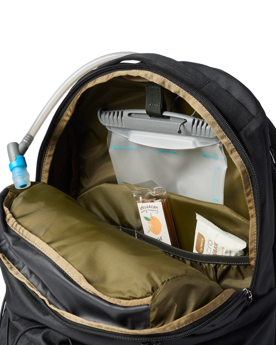Cotopaxi Abierto 26L Daypack in Black — angle view 2