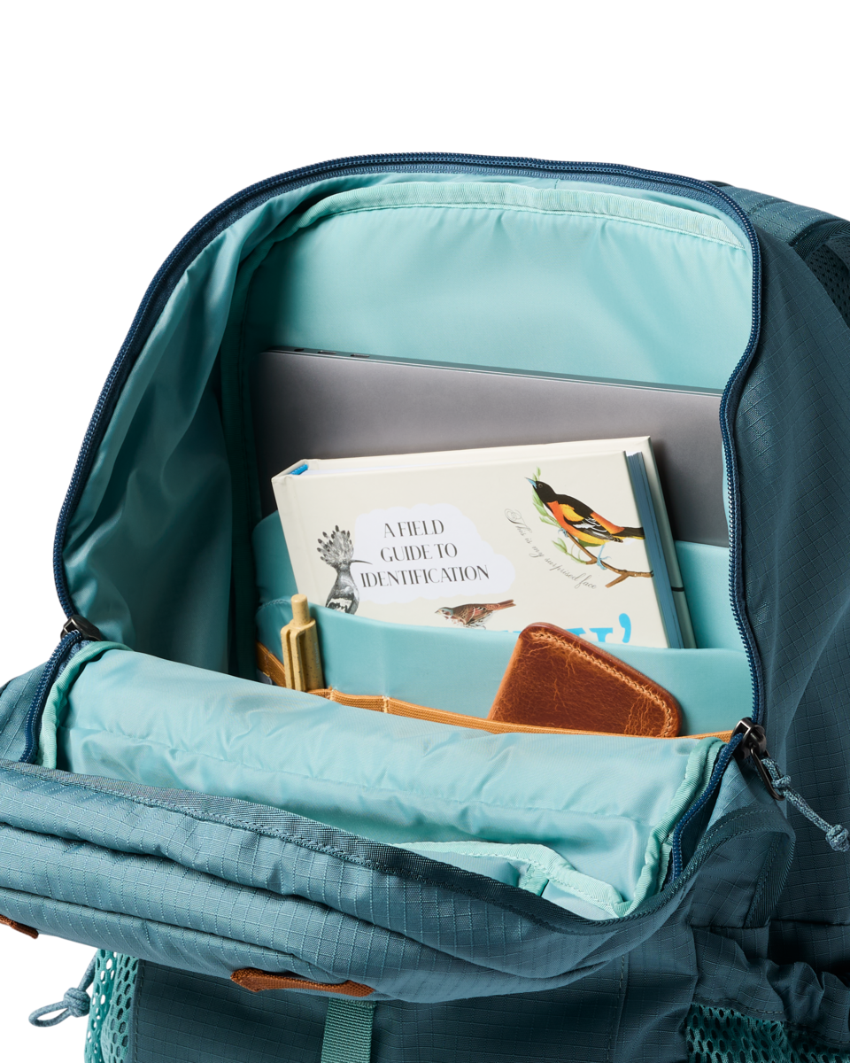 Cotopaxi Clase 28L Daypack in Everglade — angle view 2