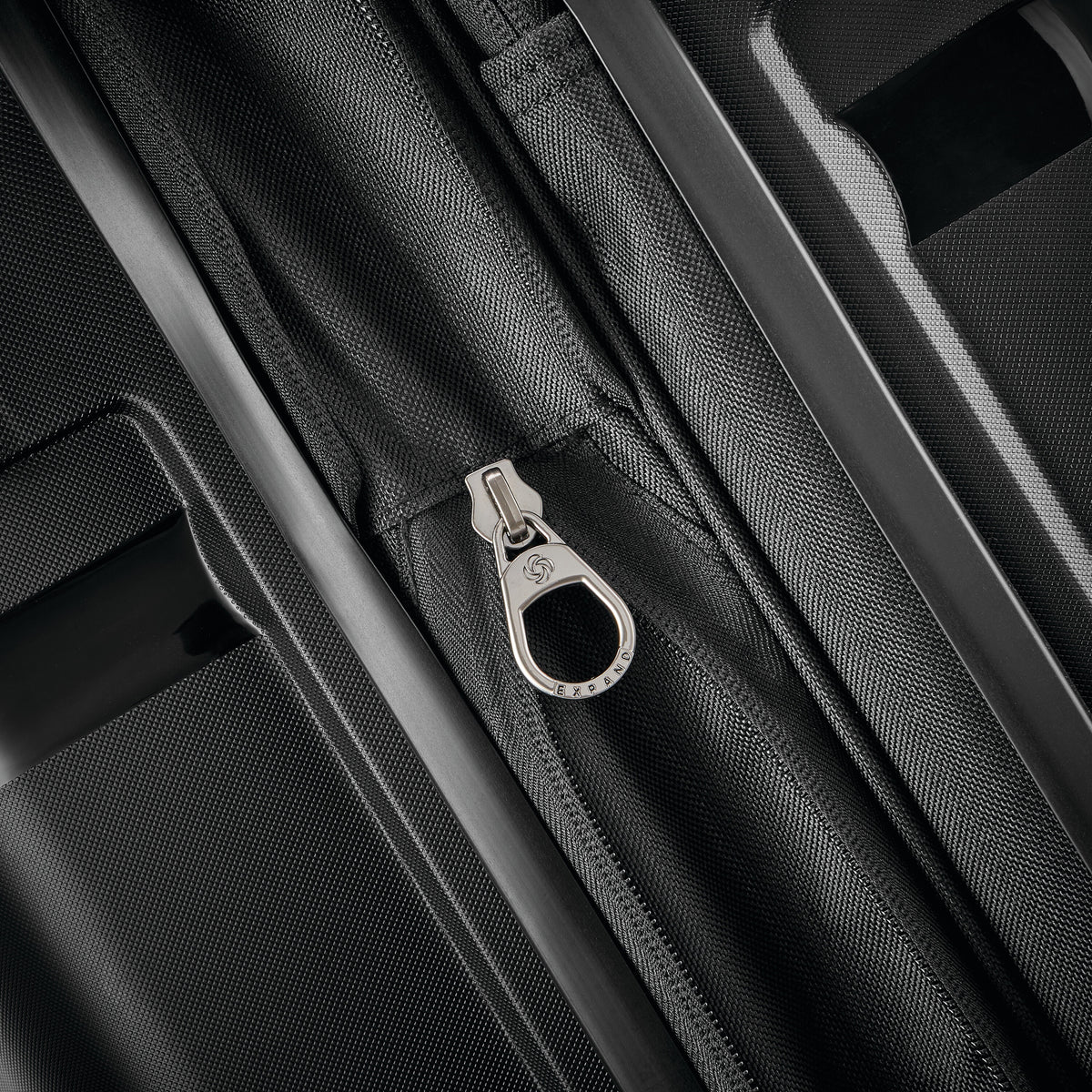 Samsonite Outline Pro Medium Spinner in Midnight Black — detail view 2