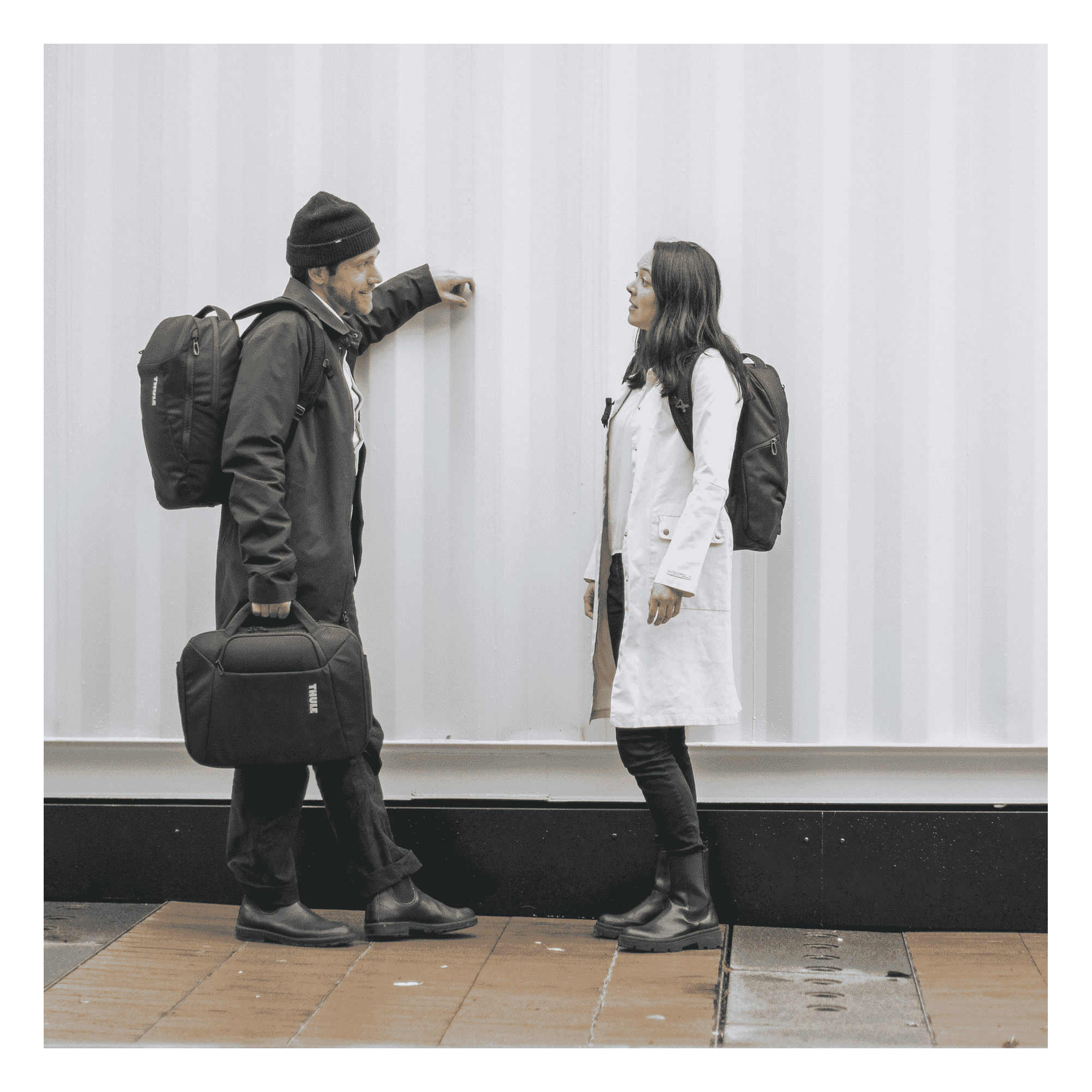 Thule Accent Briefcase 17L in Black — lifestyle 3 # color_Black