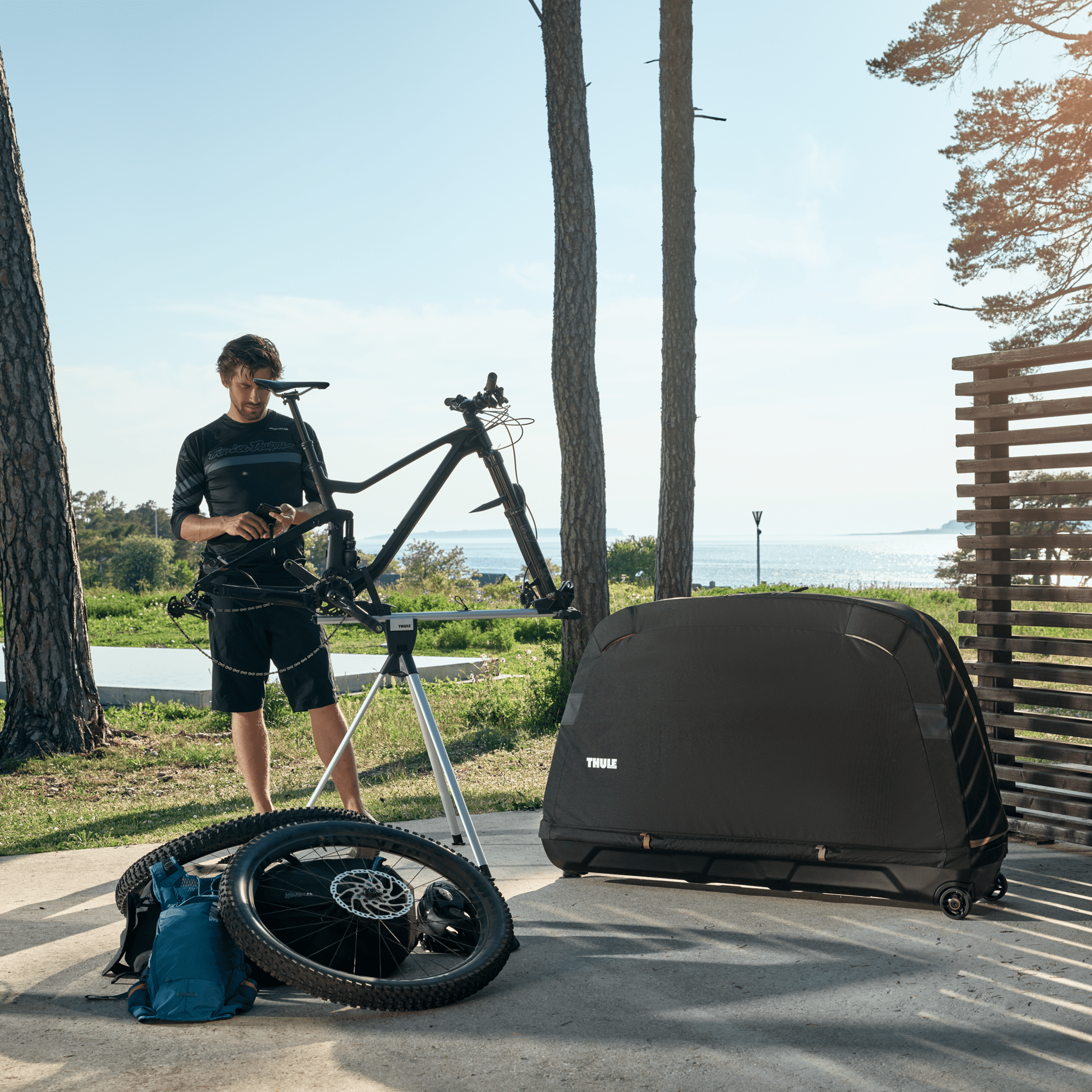 Thule RoundTrip MTB Bike Case in Black — lifestyle 2 # color_Black