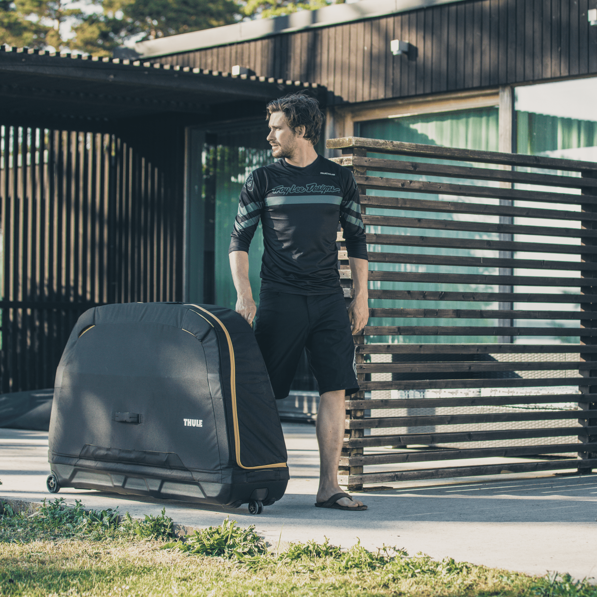 Thule RoundTrip Road Bike Case in Black — lifestyle 2 # color_Black