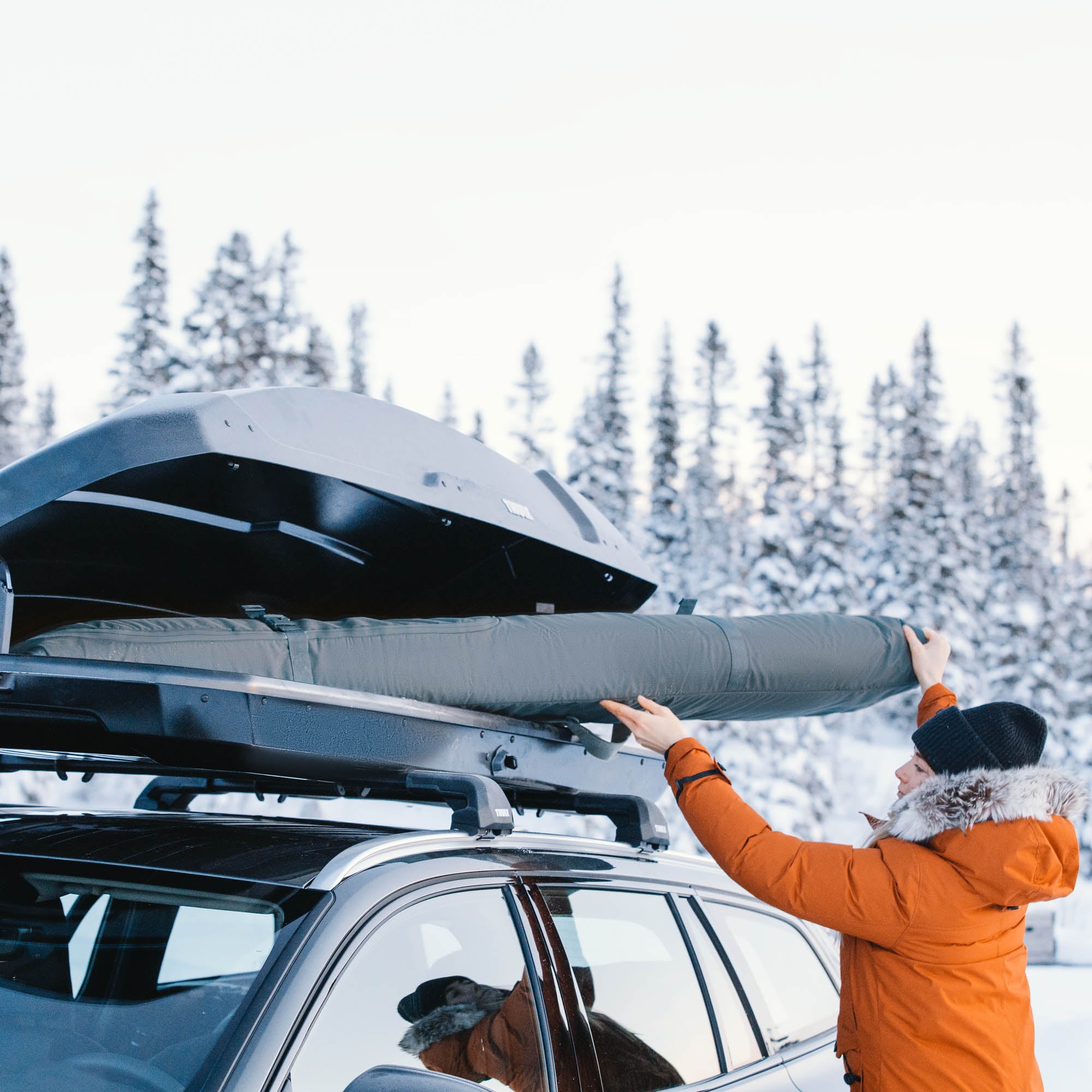 Thule RoundTrip Ski Bag 192cm — lifestyle