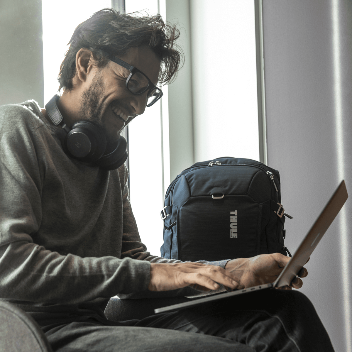 Thule Construct Backpack 28L in Carbon Blue — lifestyle 2