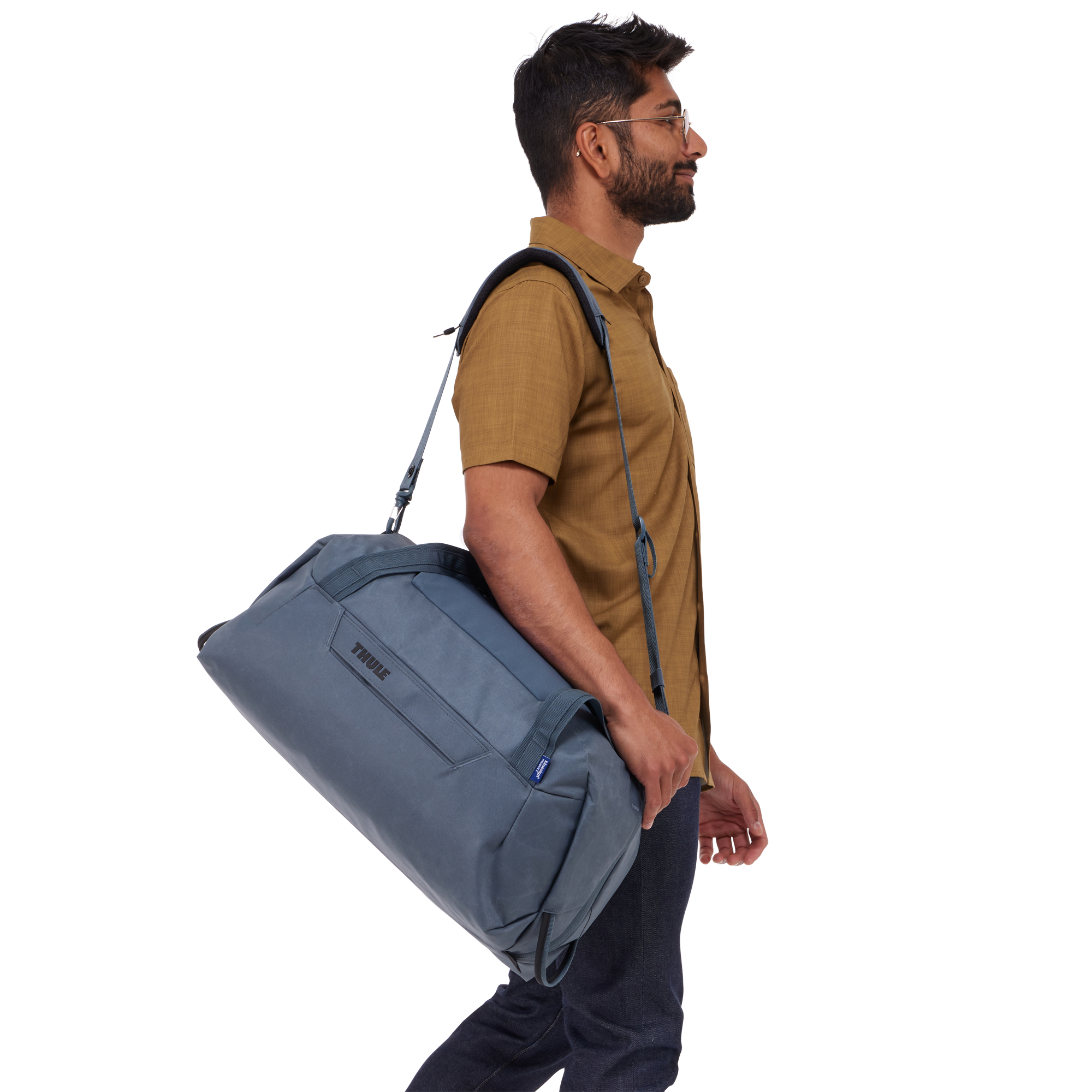 Thule Aion Duffel Bag 35L in Dark Slate — lifestyle # color_Dark Slate