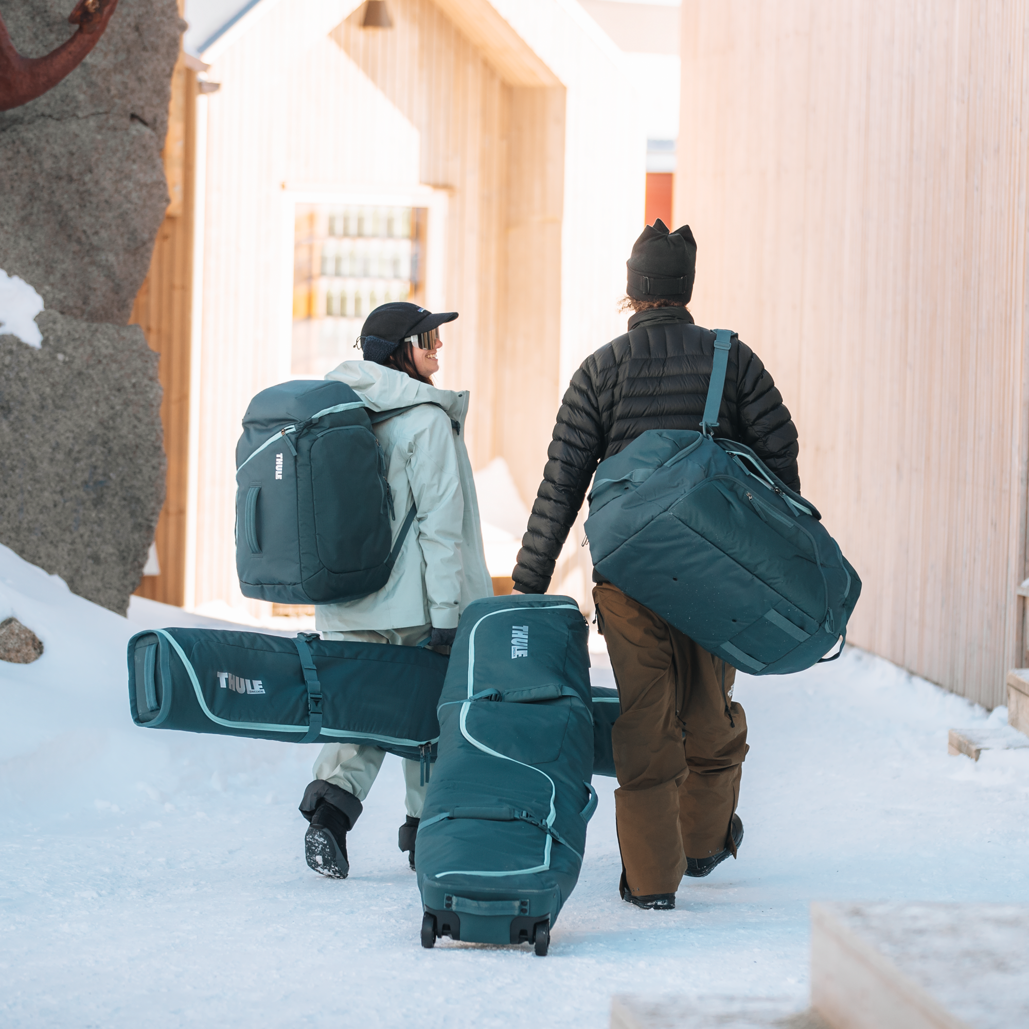 Thule RoundTrip Snow Duffel 80L — lifestyle 2