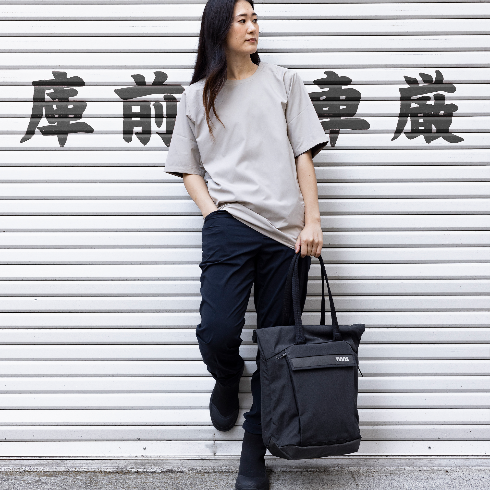 Thule Paramount Tote 22L — lifestyle 2