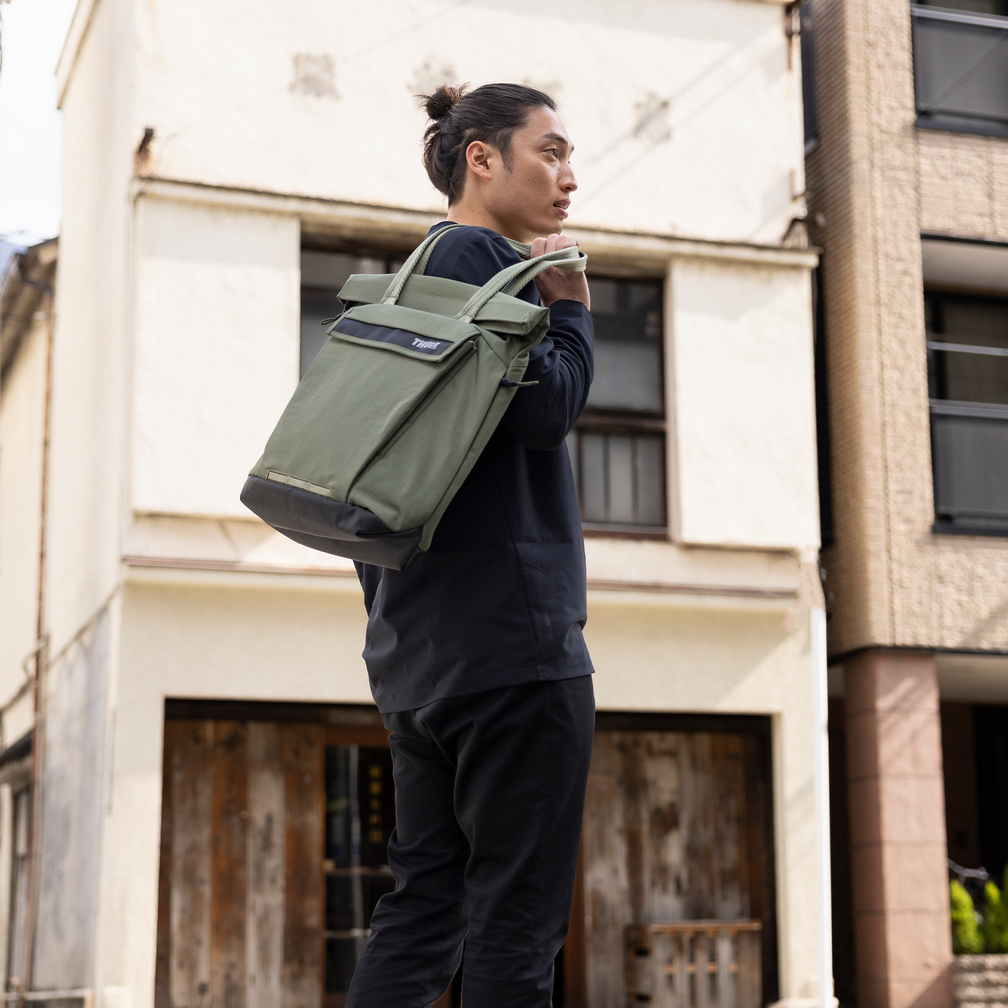 Thule Paramount Tote 22L — lifestyle 3