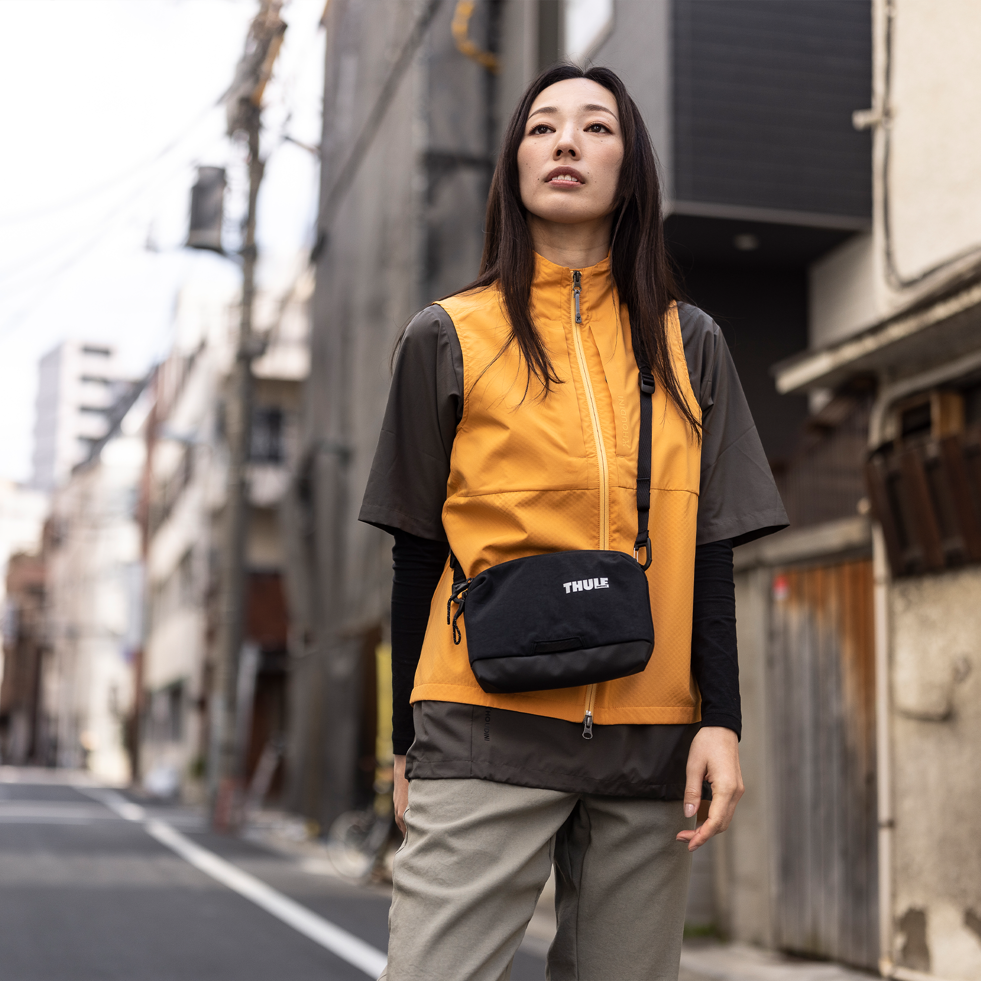 Thule Paramount Crossbody 2L — lifestyle