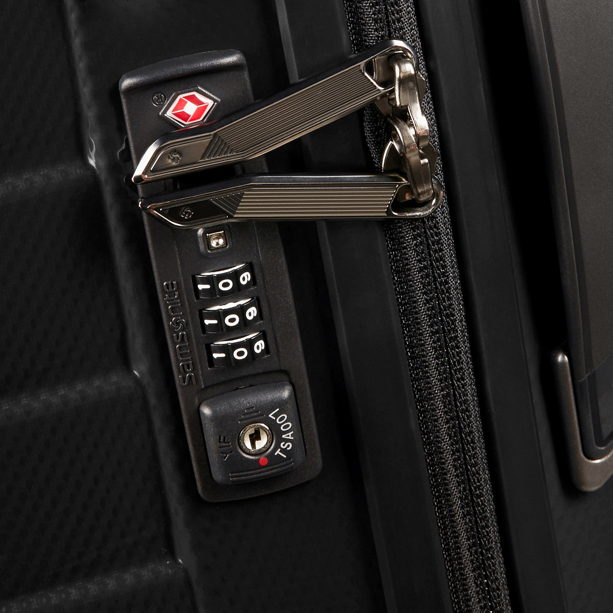 Samsonite Proxis Extra Large Spinner in Black — detail view 3