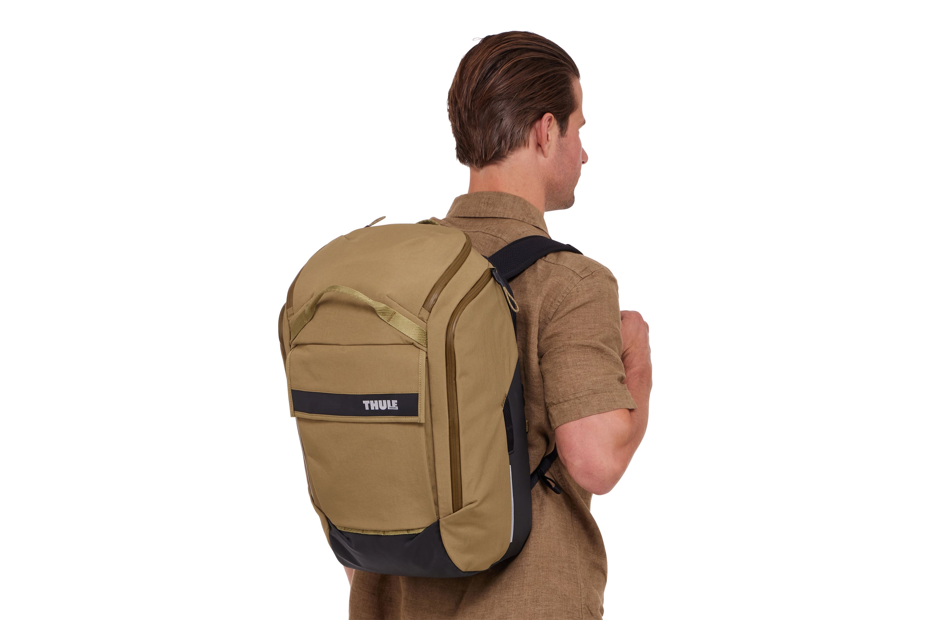 Thule Paramount Hybrid Pannier 26L in Nutria Brown — lifestyle 2 # color_Nutria Brown