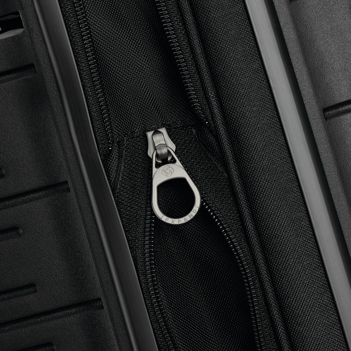 Samsonite Elevation Plus Large Spinner in Triple Black — detail view 4