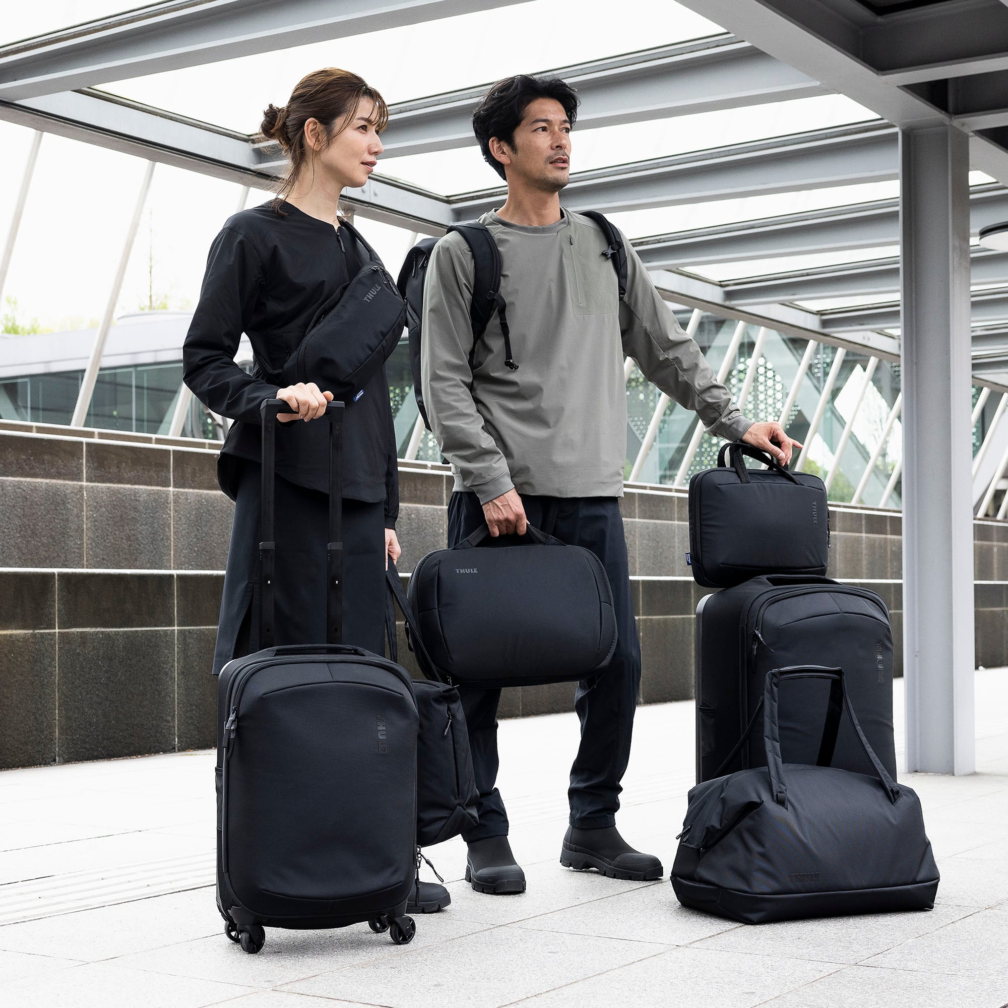 Thule Subterra MacBook Attaché 14" in Black — lifestyle 2 # color_Black