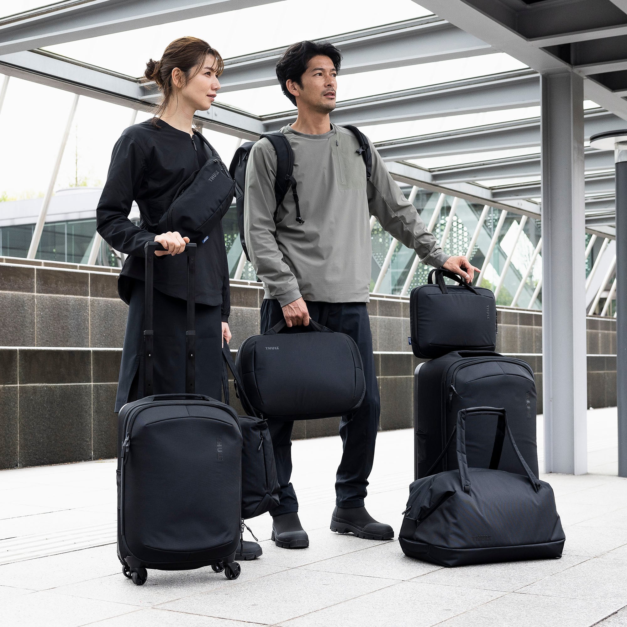 Thule Subterra MacBook Attaché 16" in Black — lifestyle 2 # color_Black