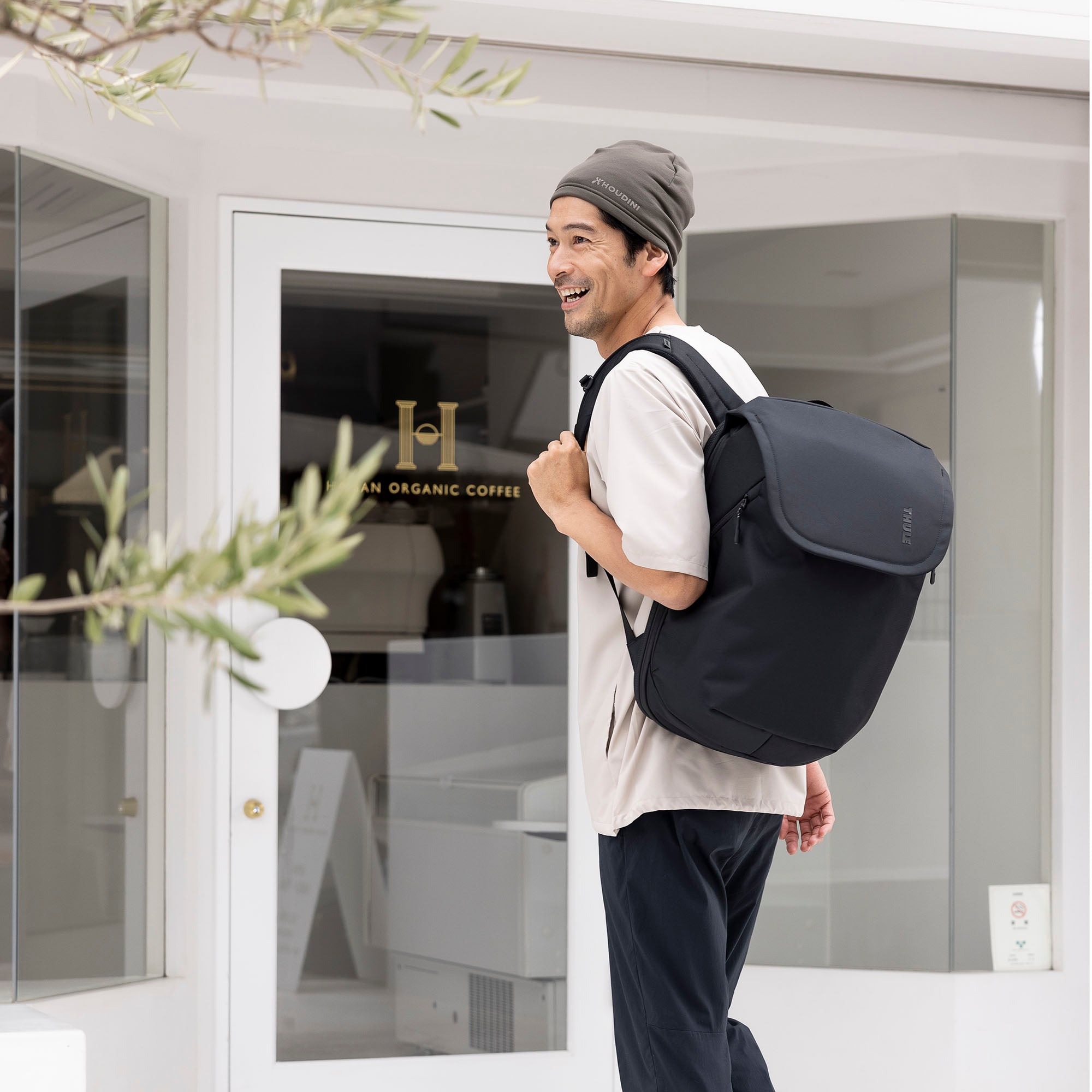 Thule Subterra Travel Backpack 26L — lifestyle 2