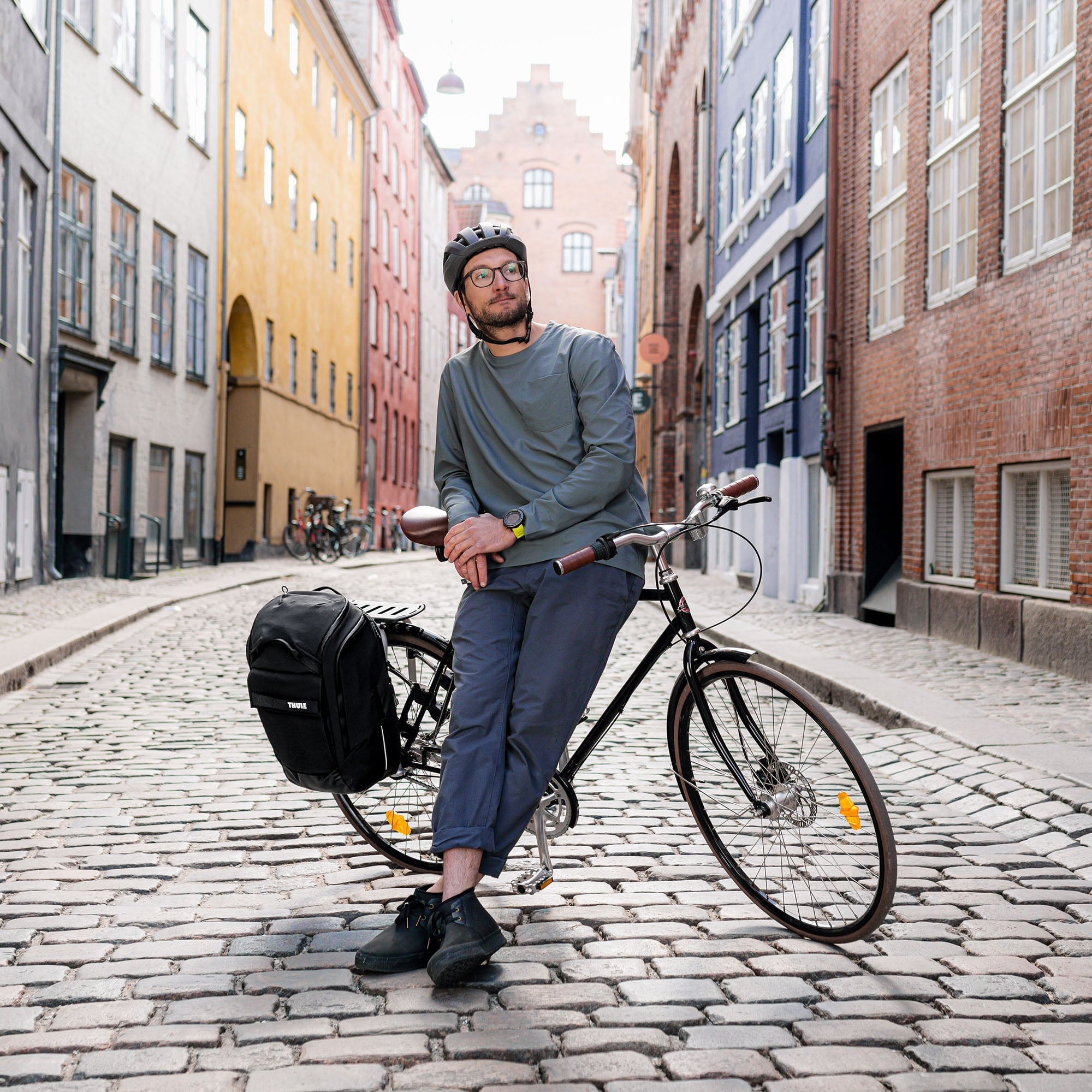 Thule Paramount Hybrid Pannier 26L in Black — lifestyle 3 # color_Black