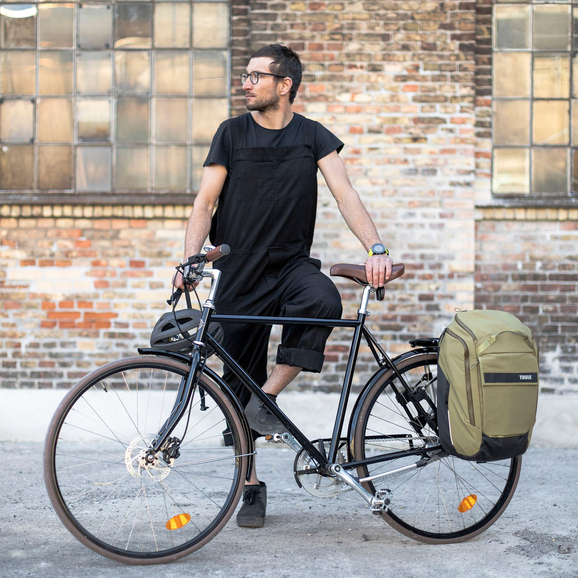Thule Paramount Hybrid Pannier 26L in Nutria Brown — lifestyle 3 # color_Nutria Brown