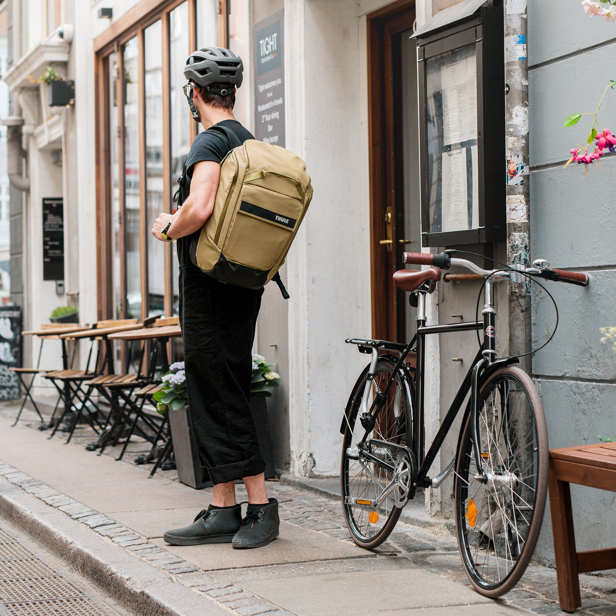 Thule Paramount Hybrid Pannier 26L in Nutria Brown — lifestyle 4 # color_Nutria Brown