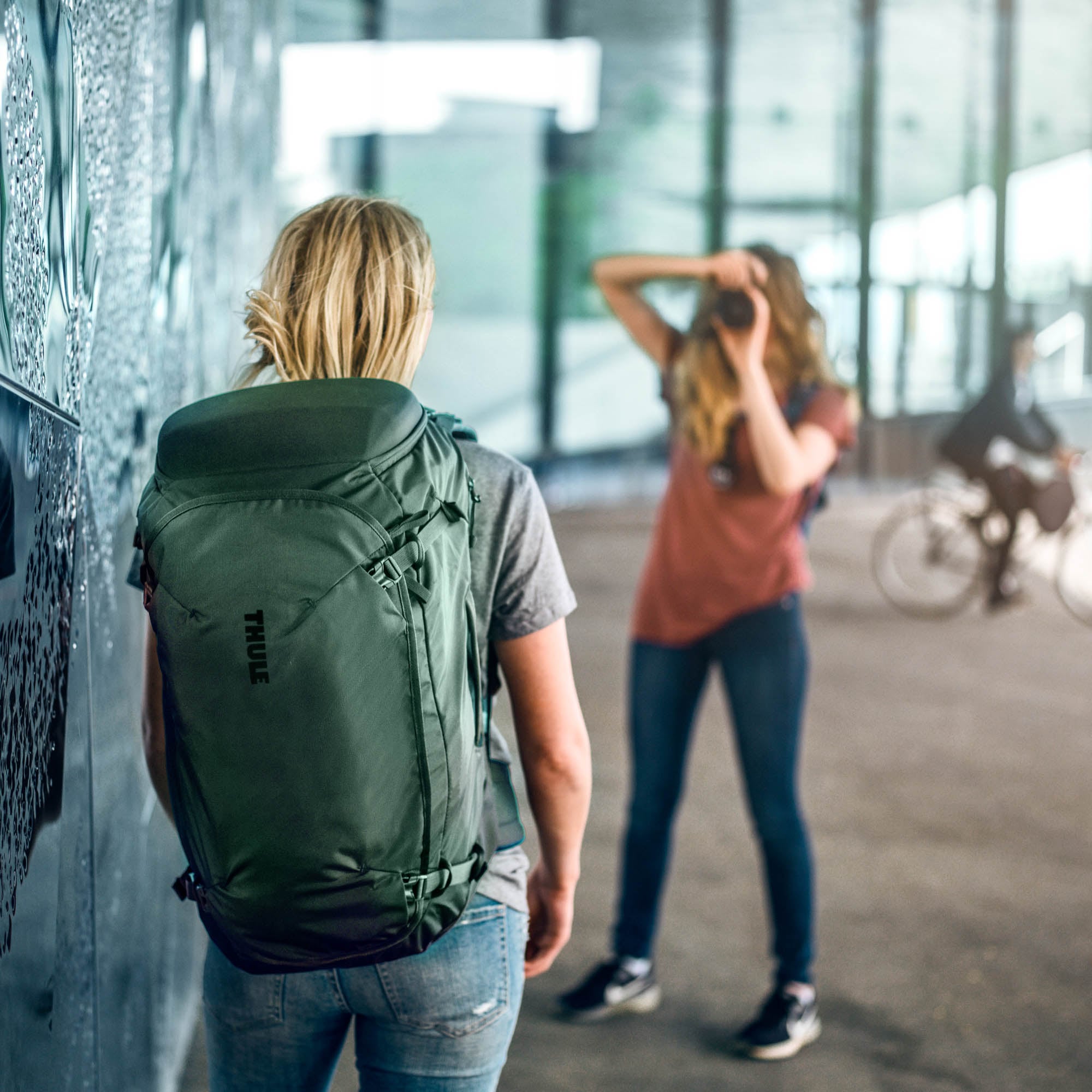 Thule Landmark 40L — lifestyle 2