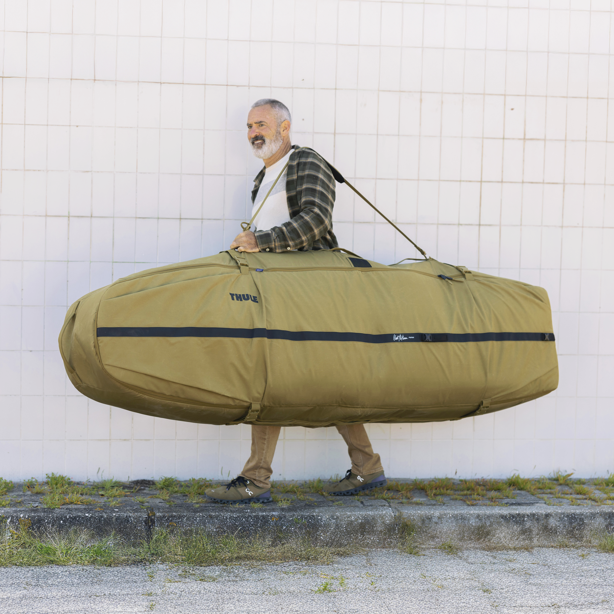 Thule Aion Surfboard Bag in Nutria Brown — lifestyle 2 # color_Nutria Brown