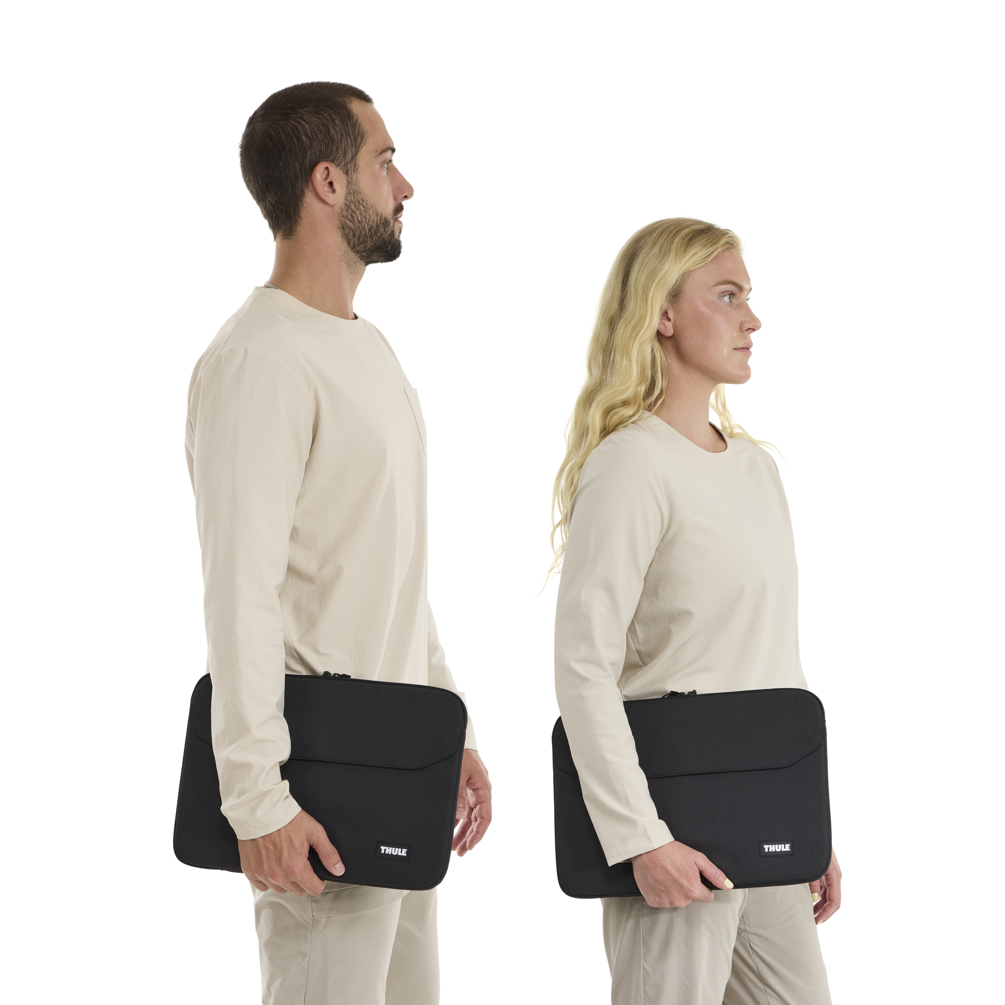 Thule Lithos Sleeve MacBook Pro 16" in Black — lifestyle # color_Black