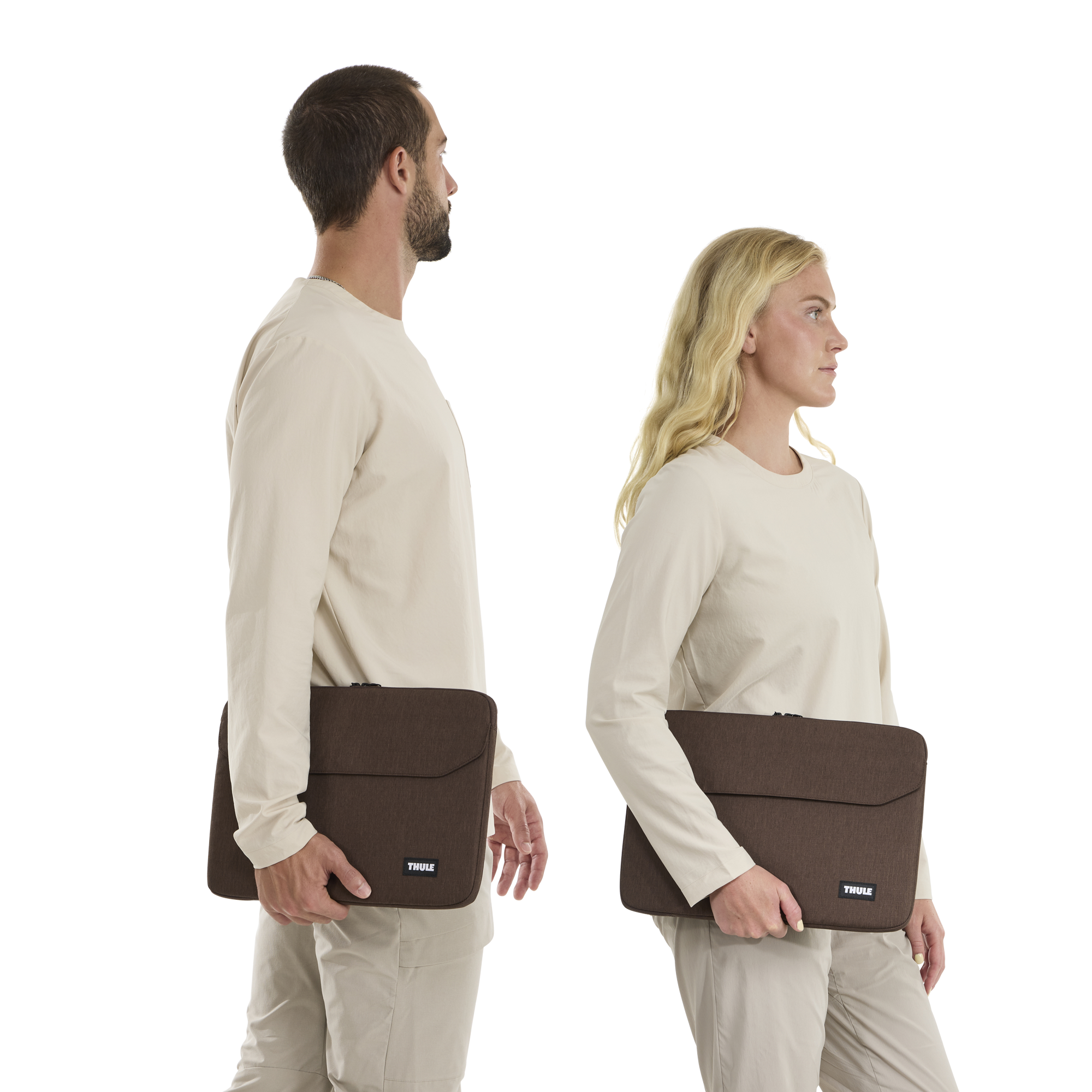 Thule Lithos Sleeve MacBook Pro 16" in Nuanced Brown — lifestyle # color_Nuanced Brown