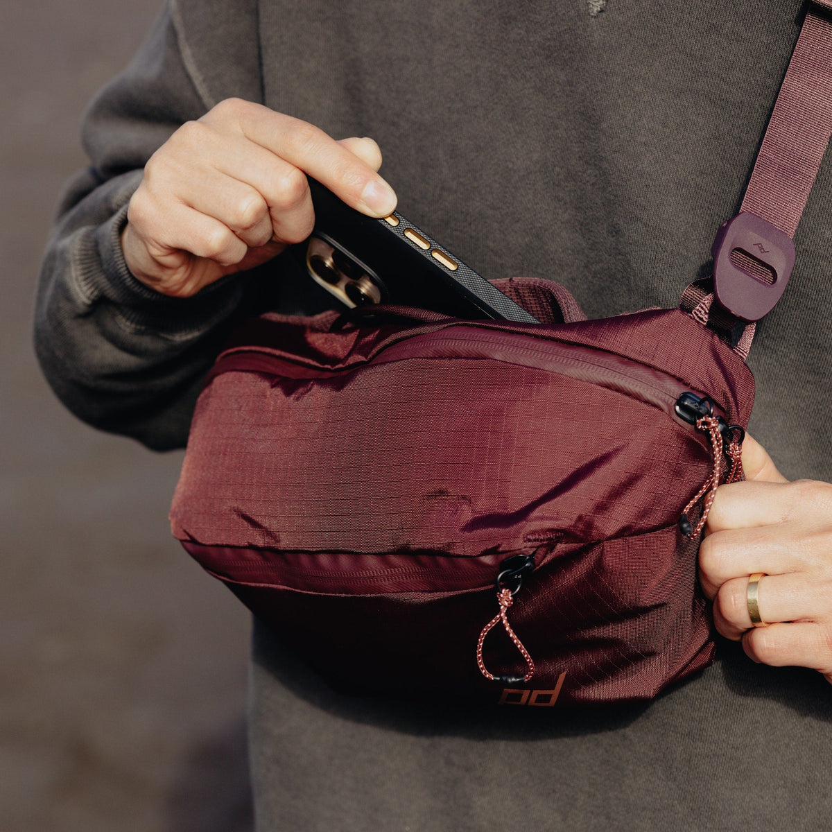 Peak Design Outdoor Sling 4L in Eclipse — detail view # color_Eclipse